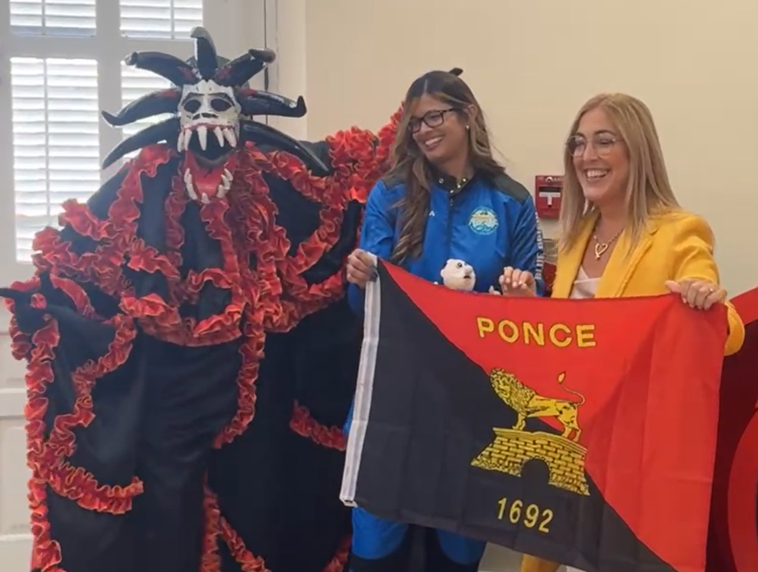 Aymette Medina Jorge fue recibida en Ponce por la alcaldesa Marlese Sifre, pleneros y vejigantes.