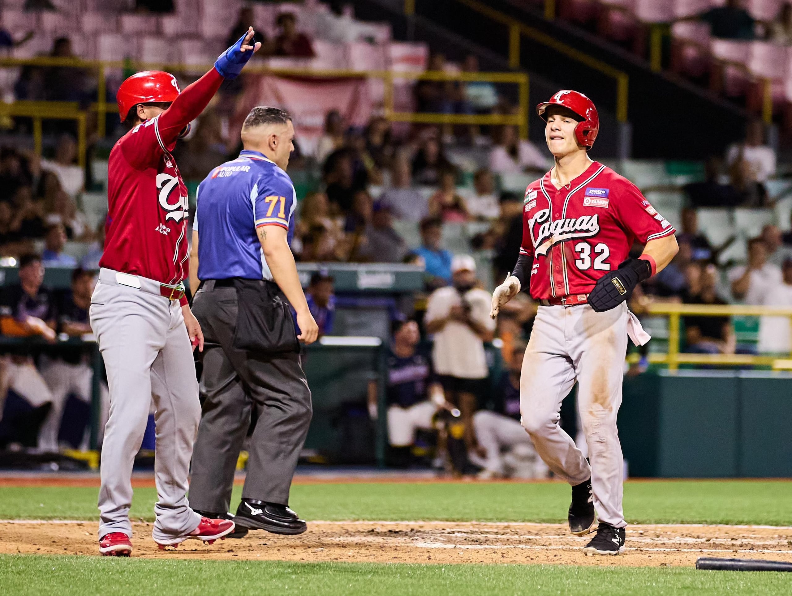 Brett Rodríguez marca una carrera para los Criollos.