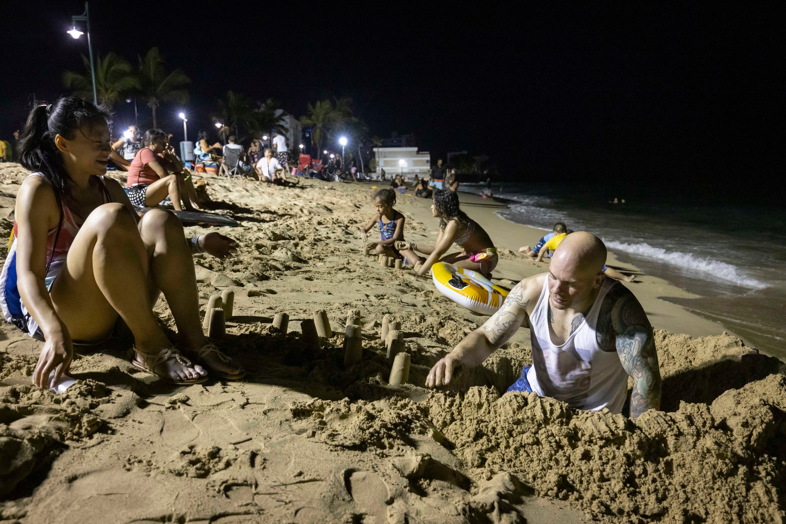 Ciudadanos llegan a la playa Último Trolley en Ocean Park, San Juan, para pasar la Noche de San Juan.