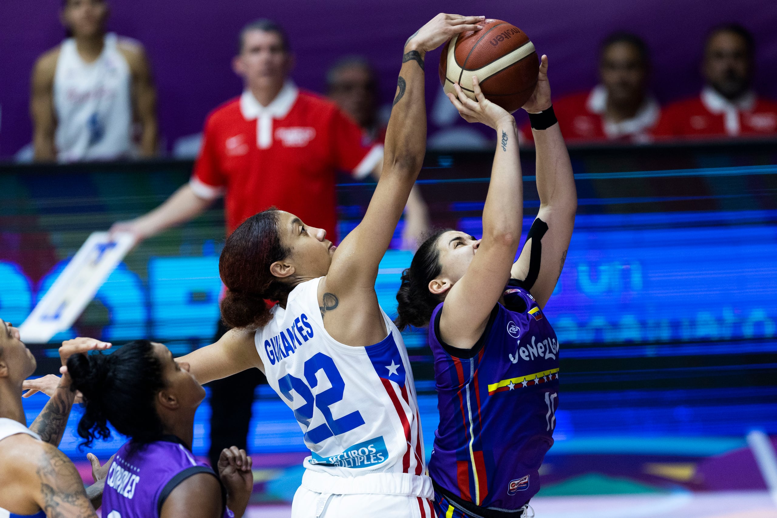 Arella Guirantes fue clave en todo el partido, pero sobre todo con este crucial tapón al final del cuarto periodo que permitió a Puerto Rico ir a un tiempo extra.