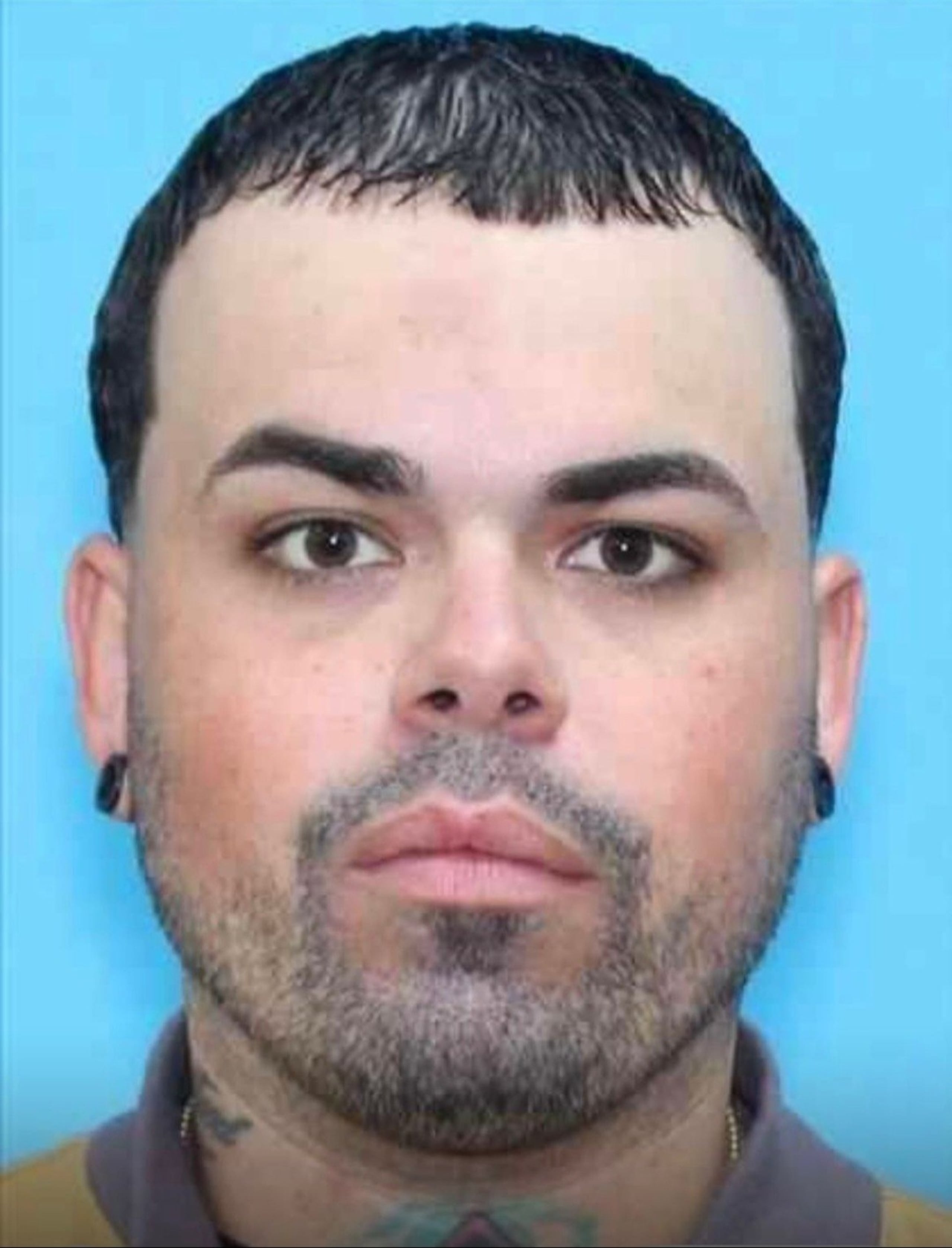 Contra José A. Rodríguez Morales se expidió una orden de arresto por el asesinato de su abuelo, José Antonio Rodríguez Ramos, de 74 años, con una fianza de $500,000.