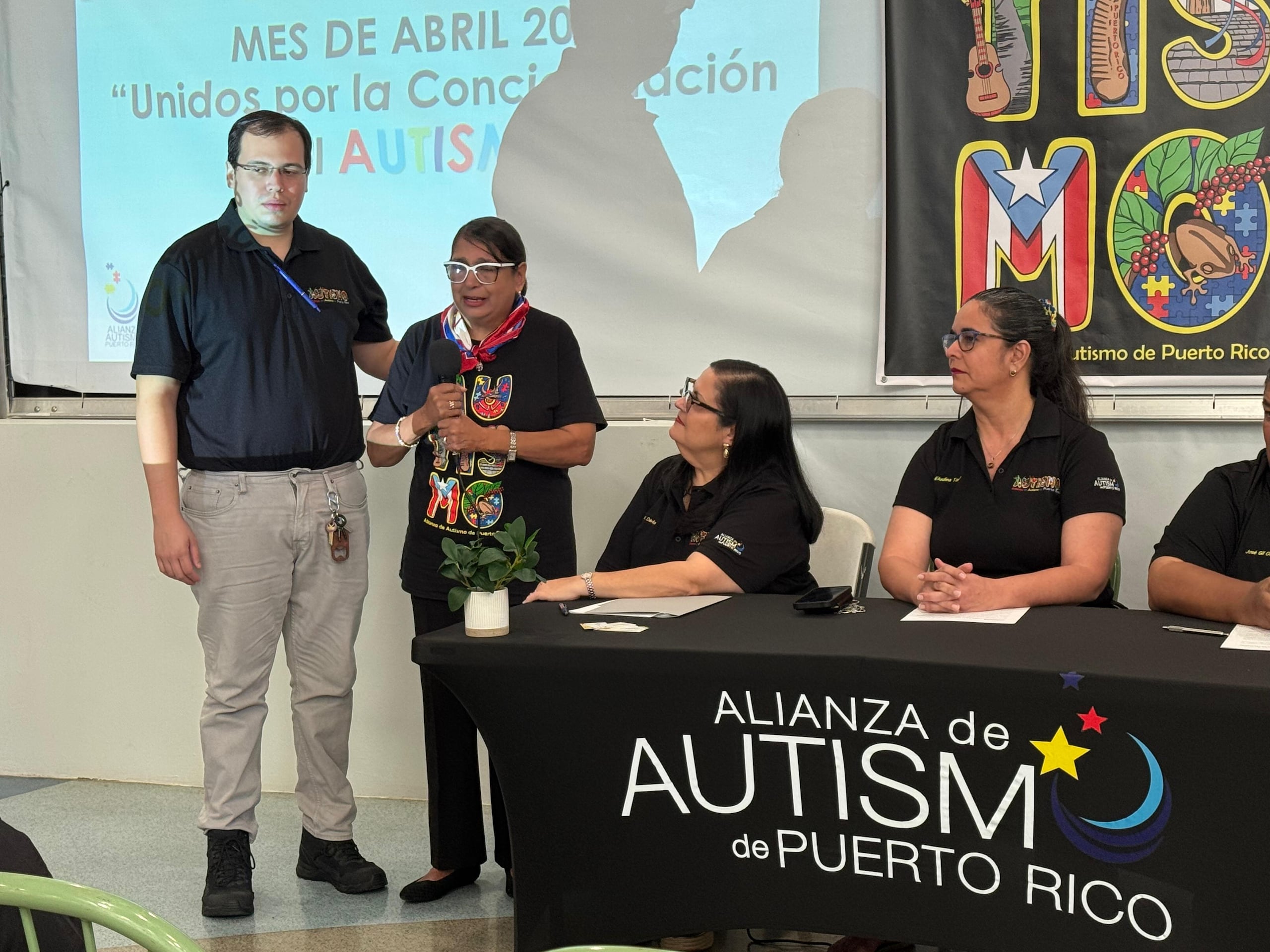 Dávila Paz indicó que, como antesala al evento principal que coordina la AAPR, este Mes de Concienciación del Autismo, el 24 de abril se celebrará a cabo un Casual Day, en el que se invita a toda la ciudadanía, empresas, escuelas y agencias a vestir la camisa oficial del autismo.