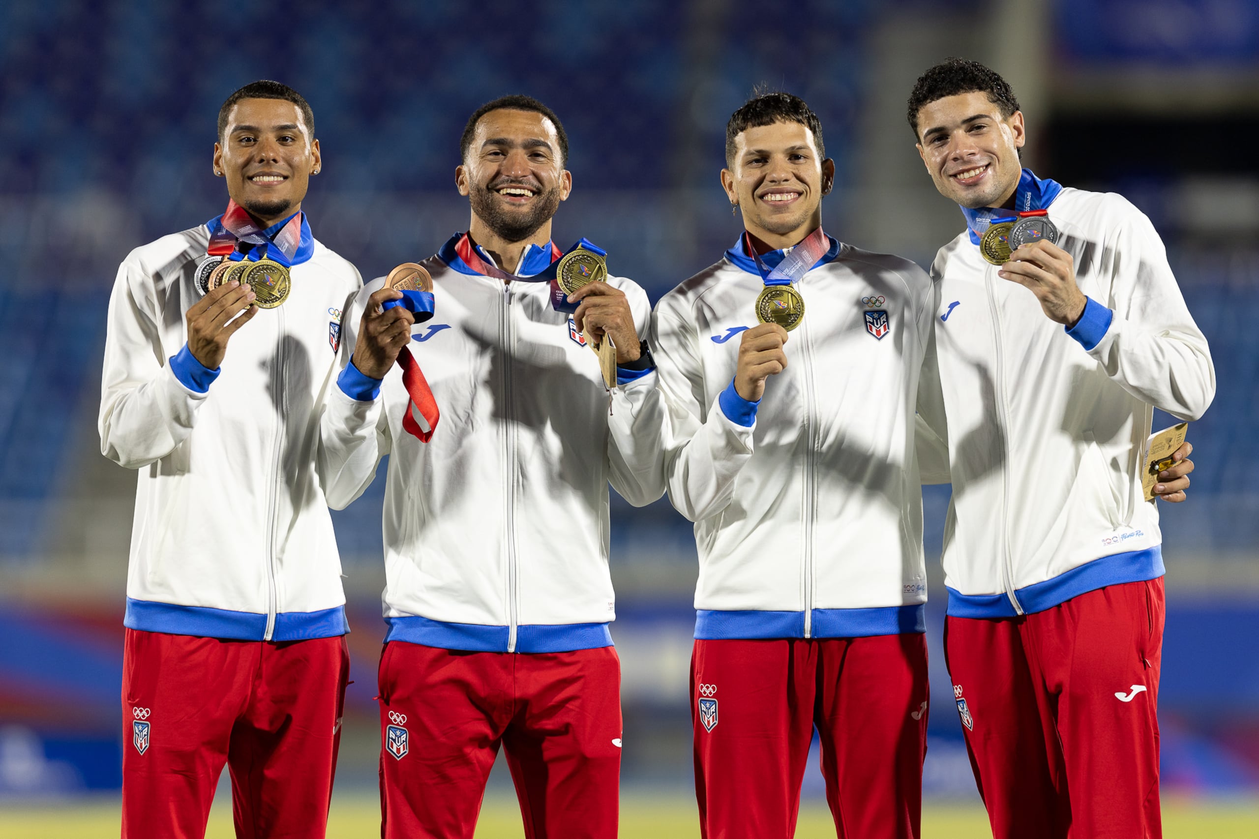 José Figueroa, Pedro Rivas, Alejandro Rosado y Jarell Cruz muestran su medalla de oro del relevo 4x400 metros de los Juegos Centroamericanos y del Caribe Santo Domingo 2026.