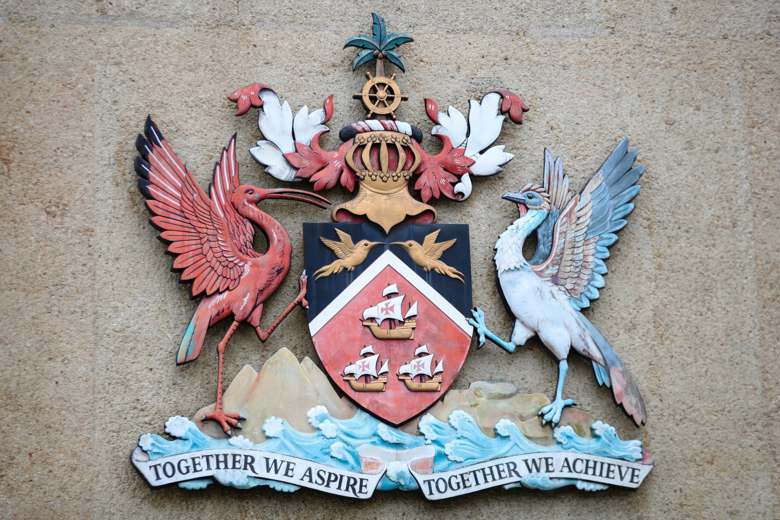 El escudo de armas de Trinidad y Tobago cuelga a la entrada de un edificio gubernamental en Puerto España.