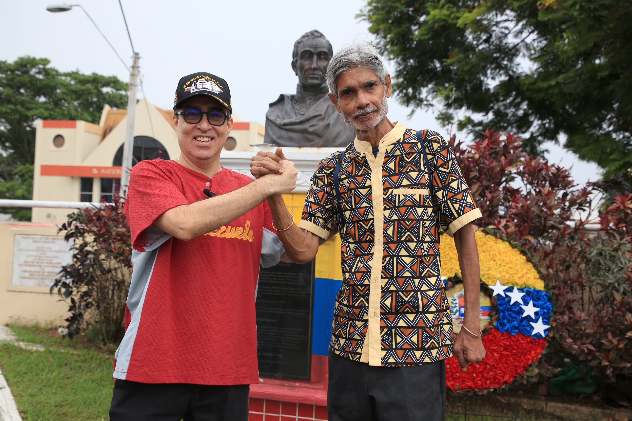 El embajador de Venezuela en Trinidad y Tobago, Álvaro Sánchez Cordero (i), posa junto al activista Wayne Kublalsingh este sábado, en San Fernando (Trinidad y Tobago). EFE/ Andrea de Silva