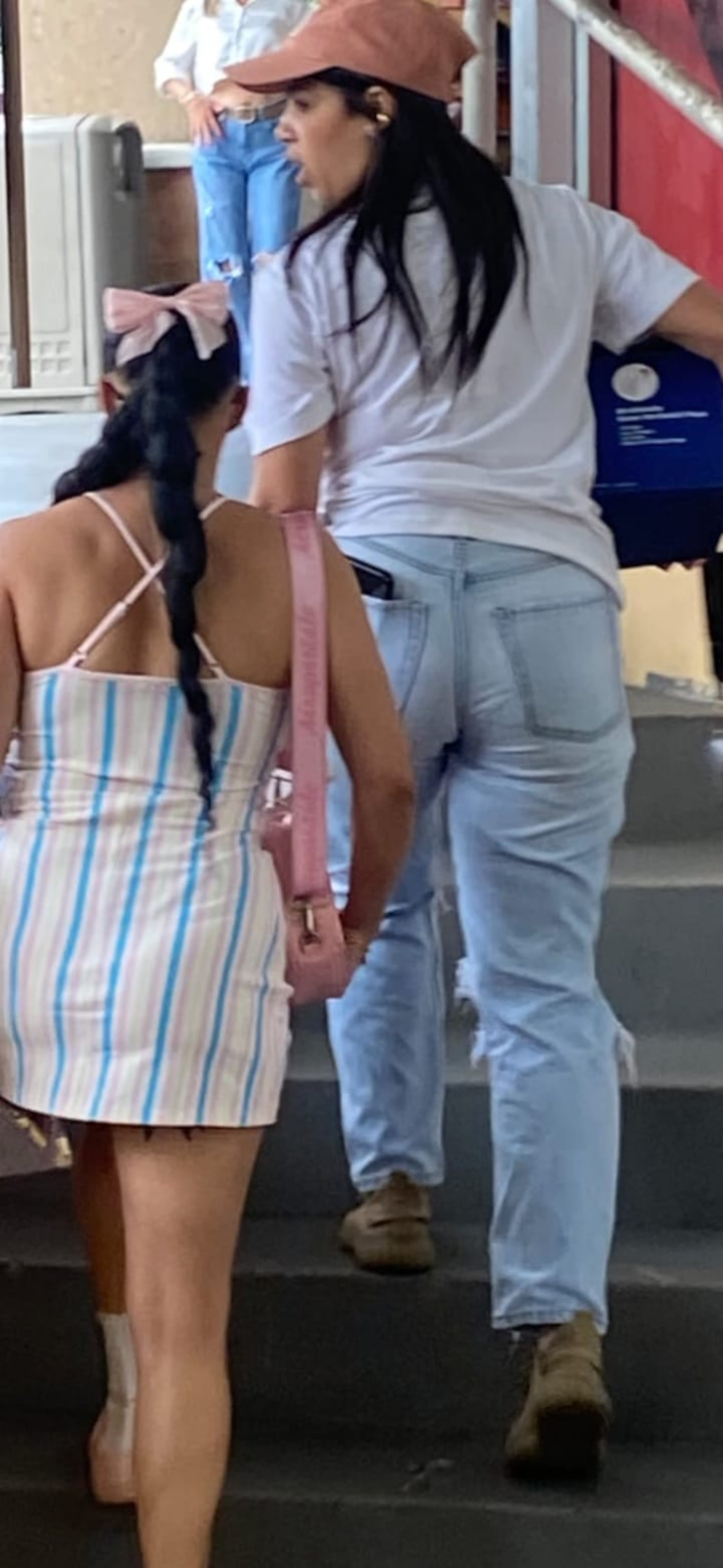 Según el CIC de Bayamón, el domingo, 22 de diciembre de 2024, entraron en la tienda Always 99 del centro comercial Rexville Plaza y y se apropiaron de mercancía.