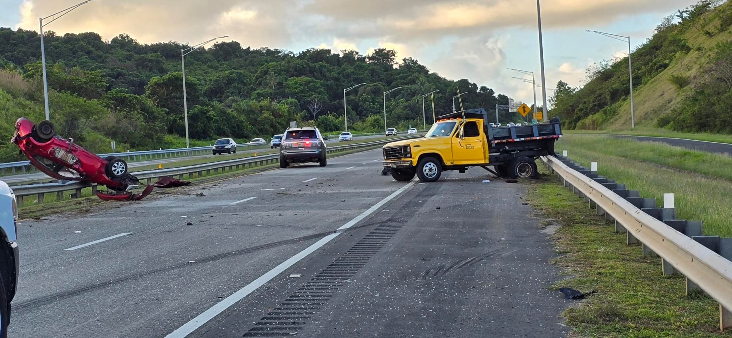 El conductor de un automóvil Mazda 3 y del año 2017, resultó herido de gravedad cuando impactó la parte posterior un camión en la autopista PR-53, en Fajardo. (Archivo)