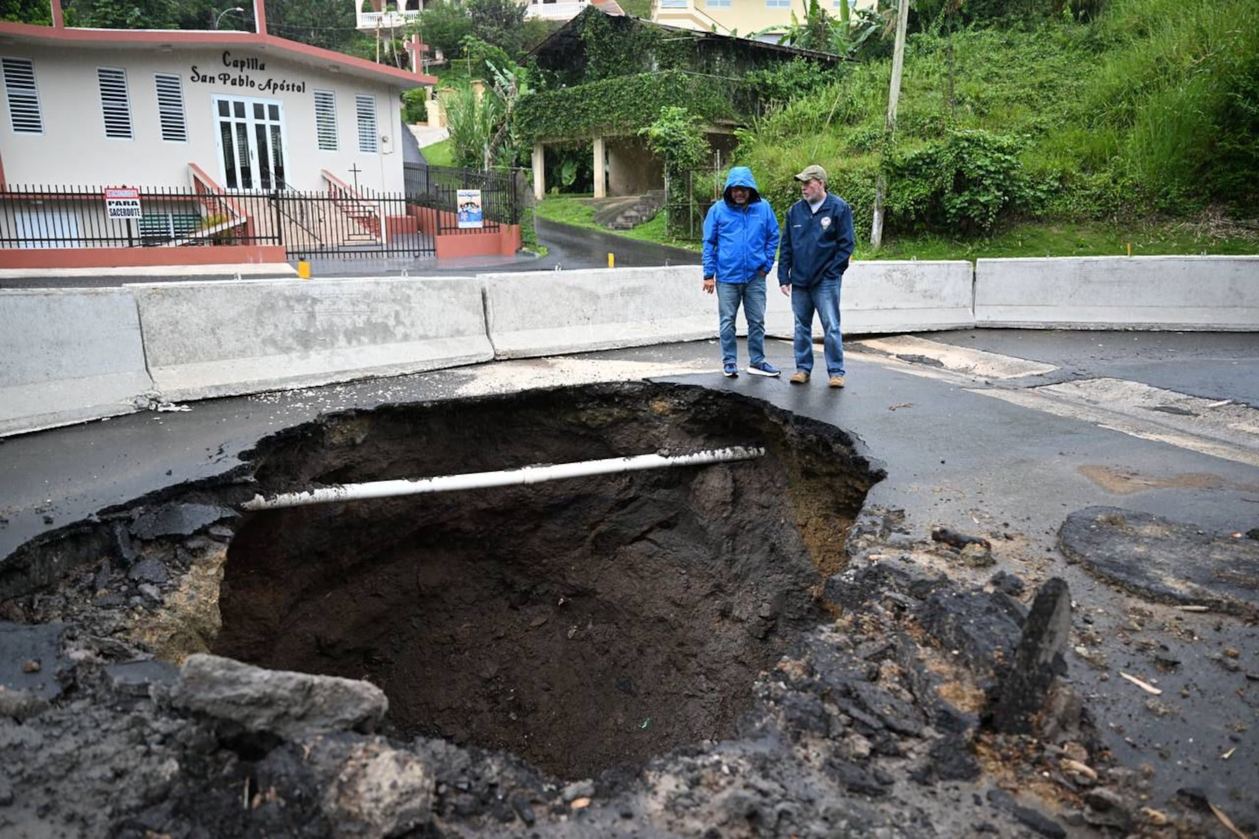 El secretario del Departamento de Seguridad Pública, Arturo Garfer, visitó zonas afectadas por las lluvias torrenciales.