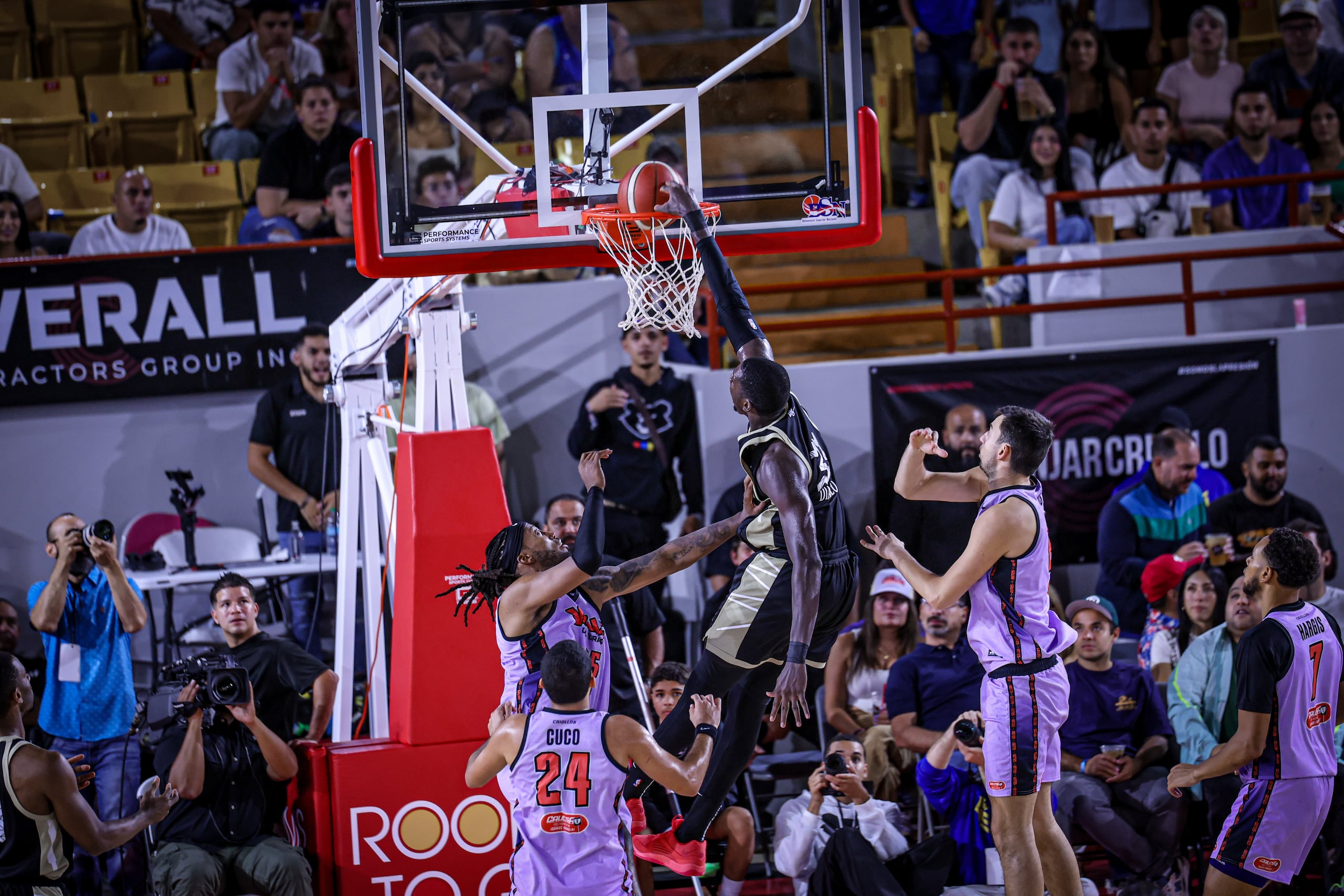 Cheick Diallo, de los Osos de Manatí, donquea frente a Akil Mitchell, de los Criollos de Caguas.