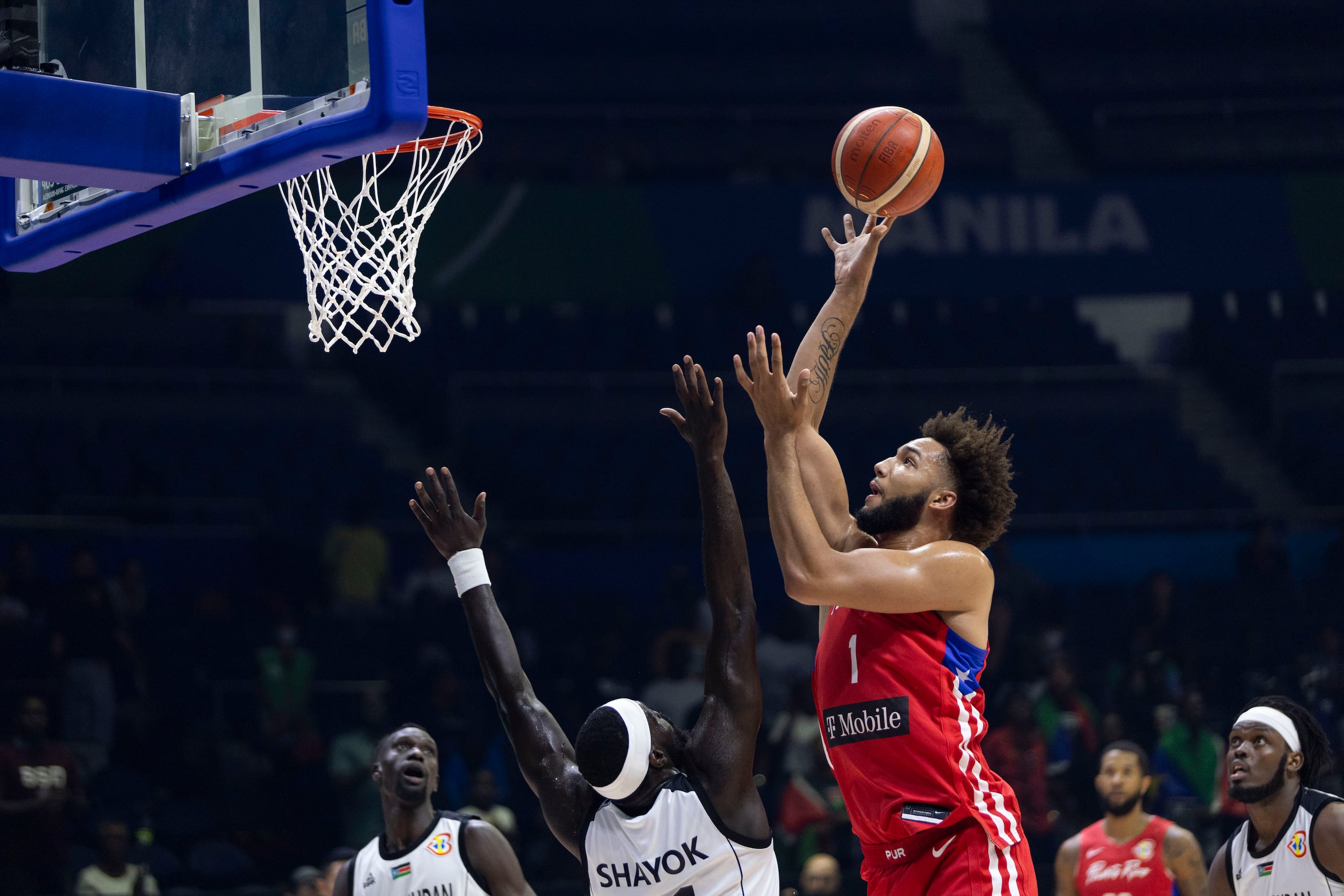 George Conditt IV se eleva por encima de la defensa de Sudán del Sur en la Copa del Mundo de la FIBA.