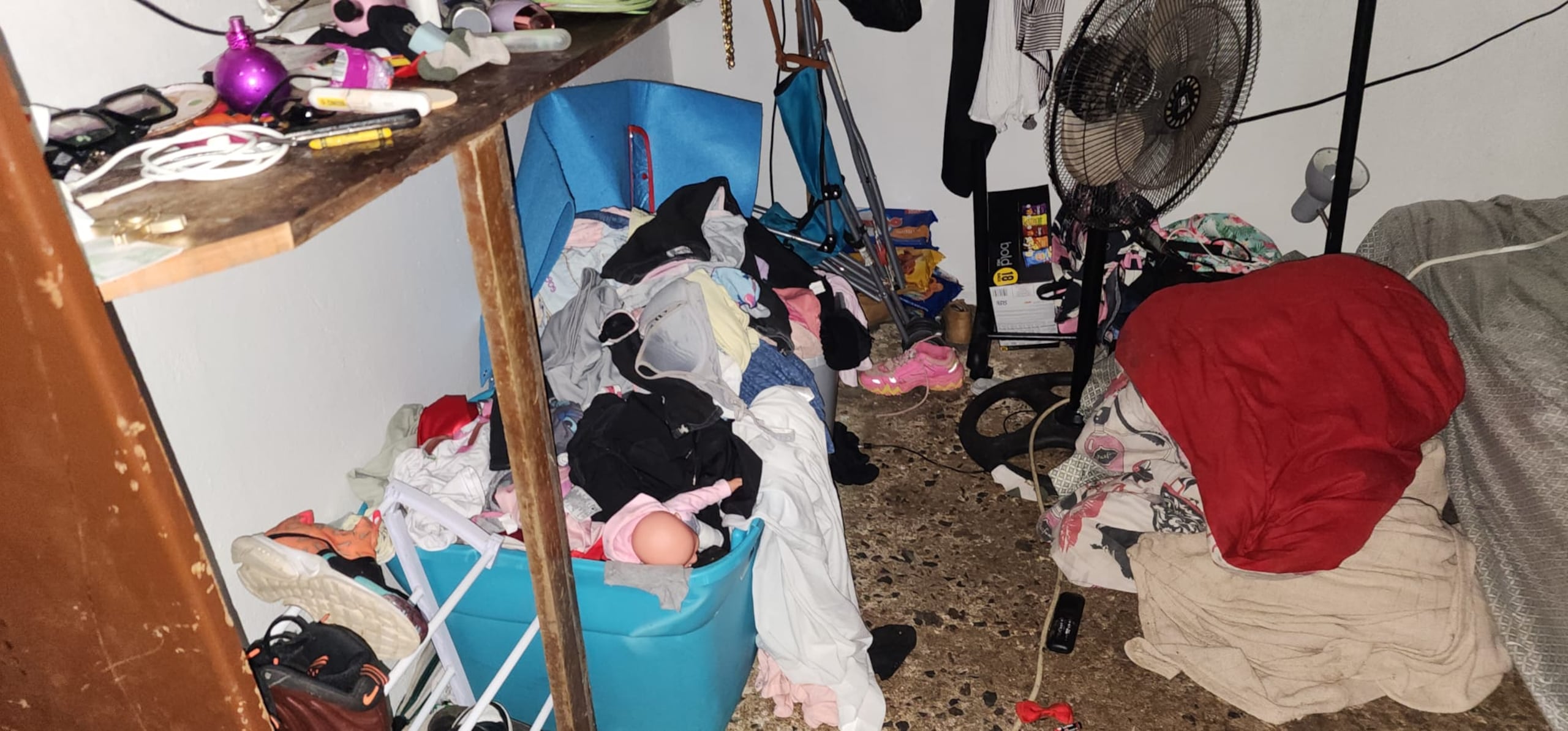 Así vivían cinco menores en una residencia del barrio La Central en Canóvanas, según se descubrió durante un allanamiento.