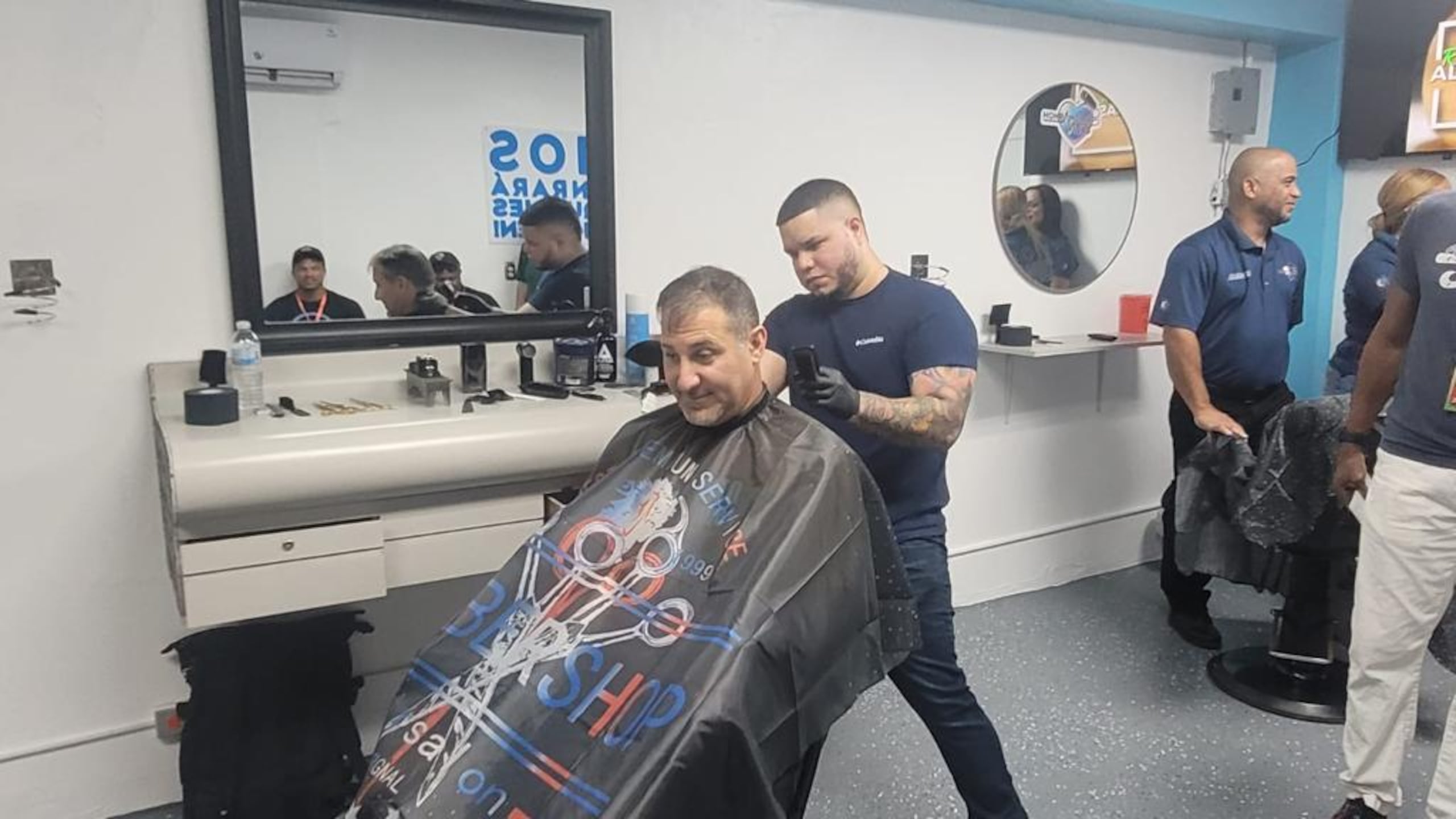 El centro de belleza Honrando Vidas ofrece servicios de barbería. En la foto, el exjugador de Grandes Ligas, Tony Graffanino, formó parte de la actividad y se recortó.