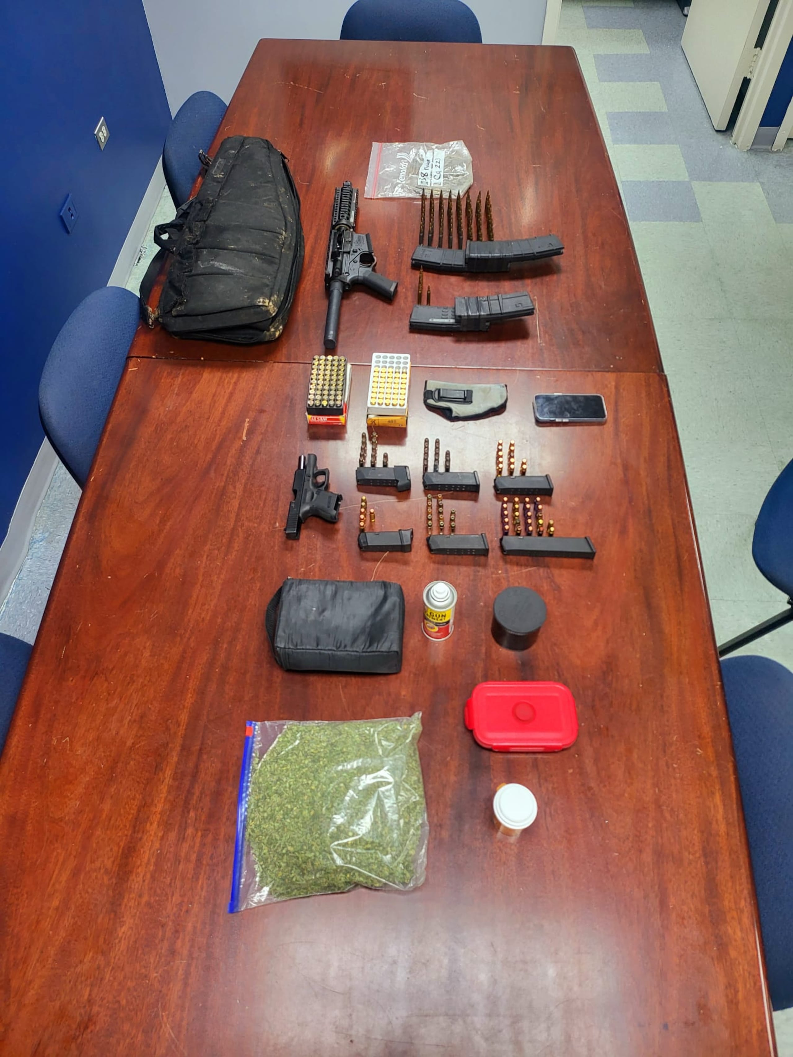 Armas ilegales, cargadores, balas y sustancias controladas ocupadas durante el diligenciamiento de una orden de allanamiento en una residencia del sector Villa Isleña, del barrio Guaraguao, en Guaynabo.