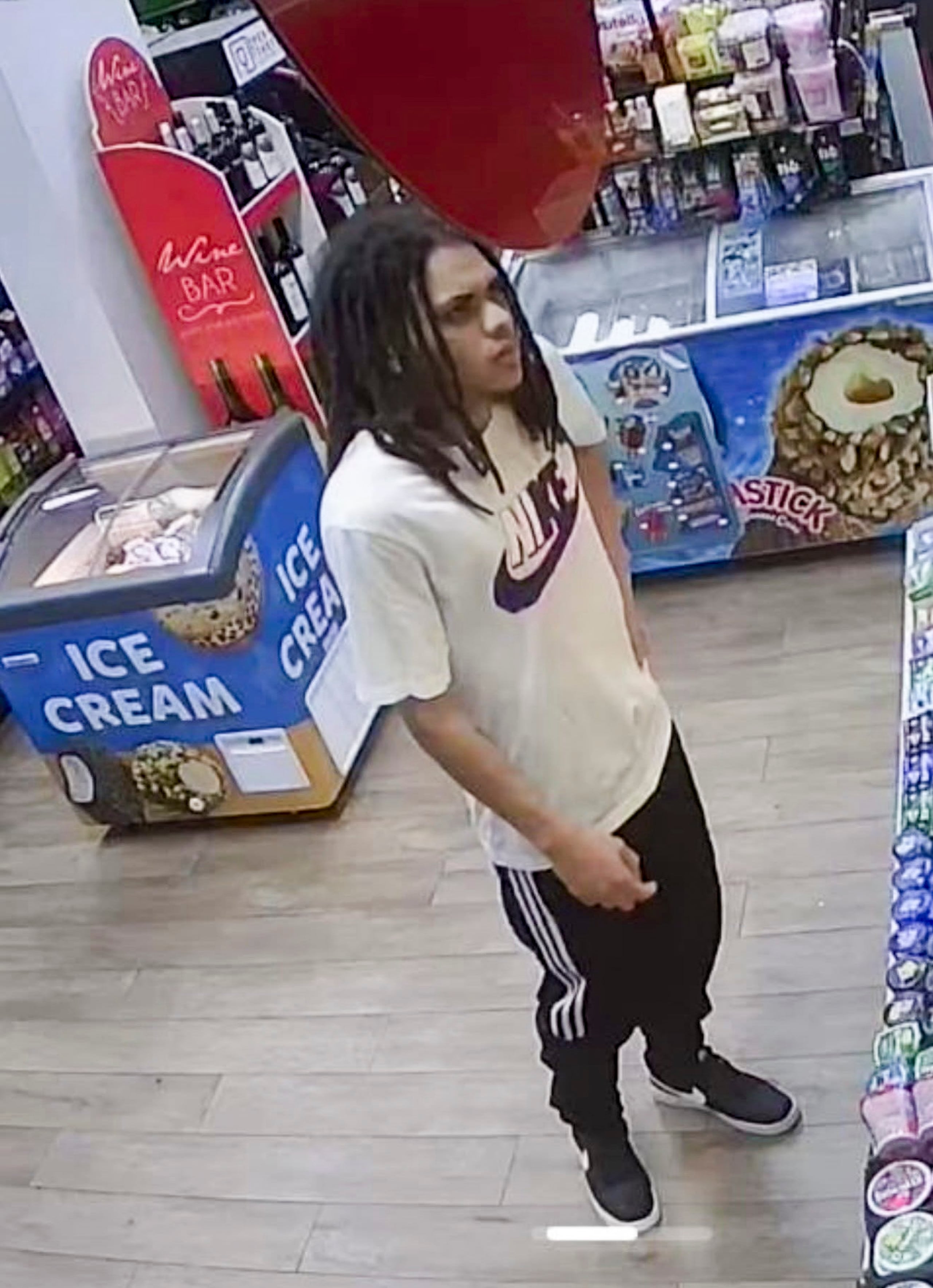 El CIC de San Juan busca a este joven que figura como sospechoso de cometer un robo el 6 de septiembre, en la gasolinera Texaco, en Cupey.