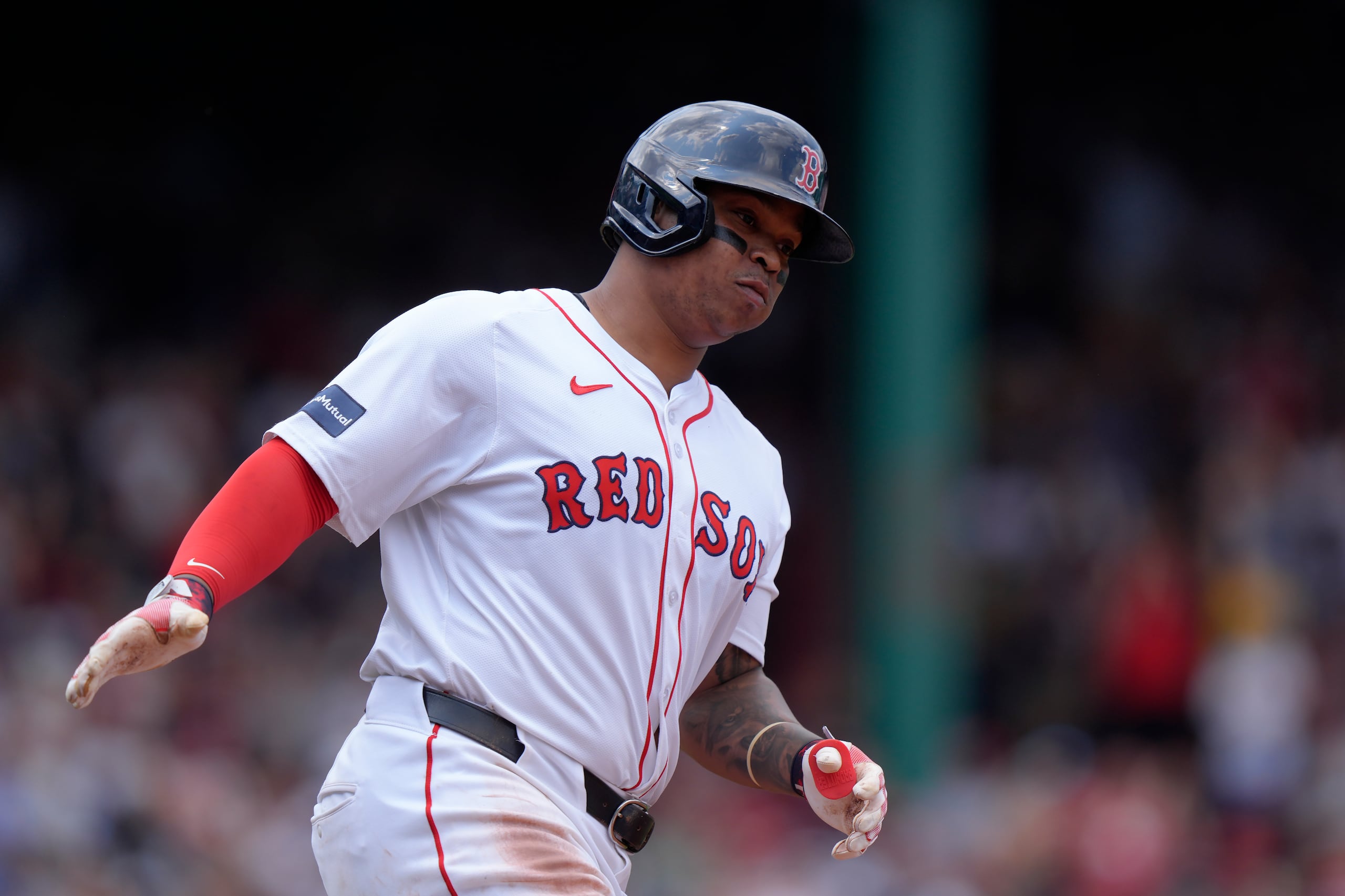 El dominicano de los Medias Rojas de Boston, Rafael Devers recorre las bases tras conectar un jonrón de dos carreras en la primera entrada del juego de béisbol ante los Reales de Kansas City, el domingo 14 de julio de 2024, en Boston. (AP Foto/Steven Senne)