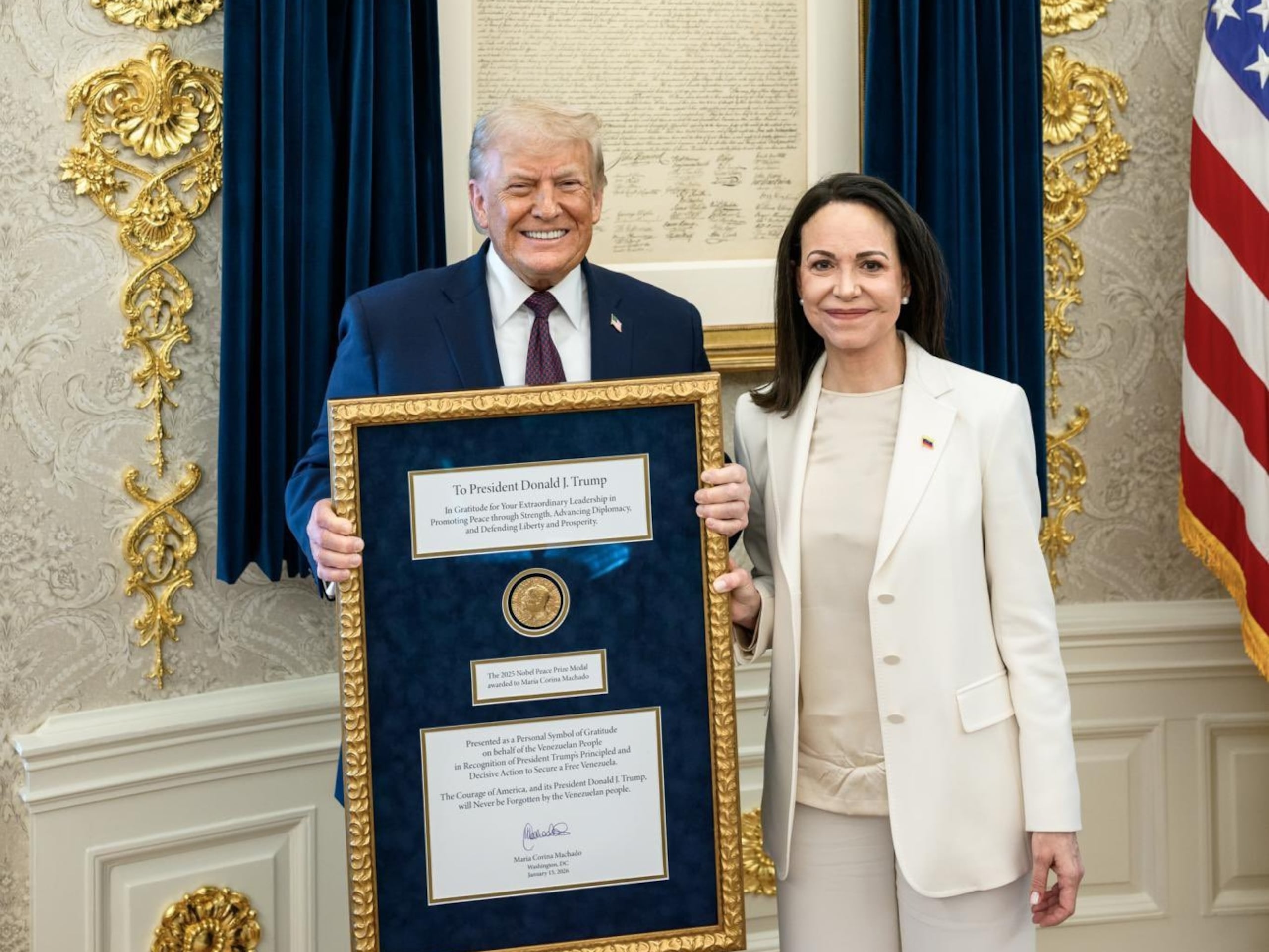 Fotografía tomada a través de rastreo de redes que muestra al presidente de Estados Unidos, Donald Trump, posando junto a la líder opositora venezolana María Corina Machado este jueves, en Washington (EE.UU). EFE/ Rastreo de Redes