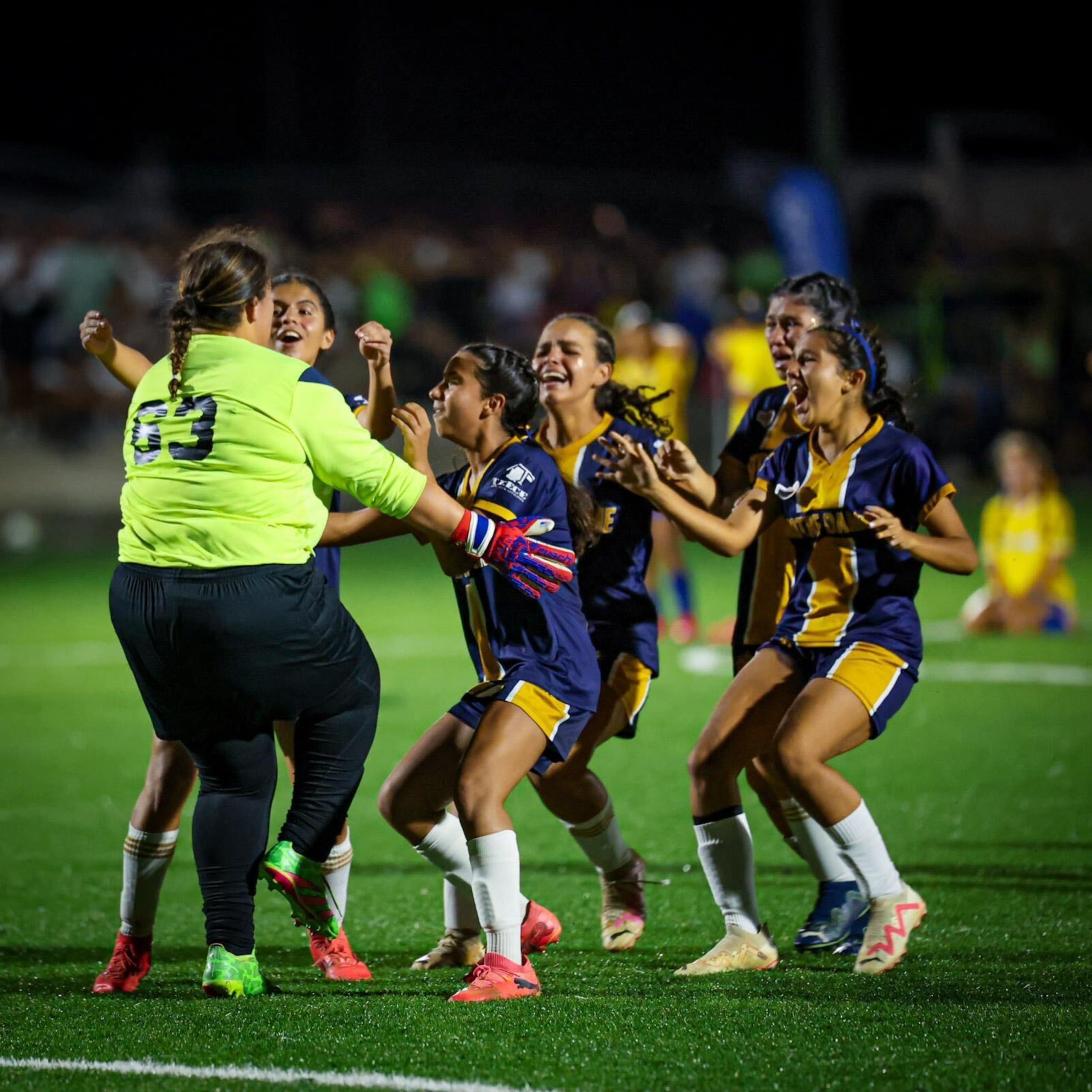 Colegio Notre Dame celebra tras ganar la Copa Buzzer Beater de fútbol.