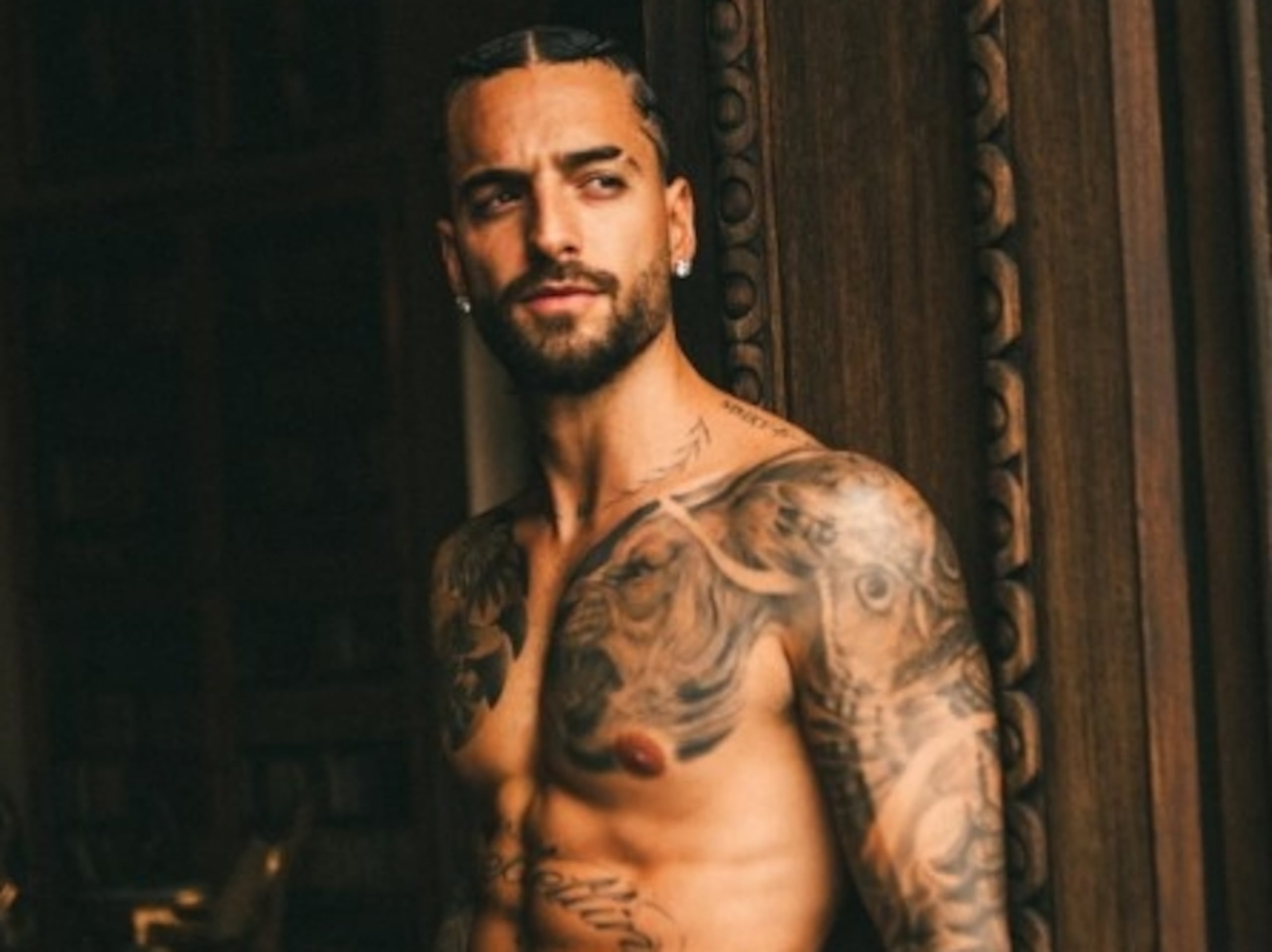 Maluma es el primer latinoamericano es lucir las botas, después de que la famosa Paris Hilton se las pusiera por primera vez.