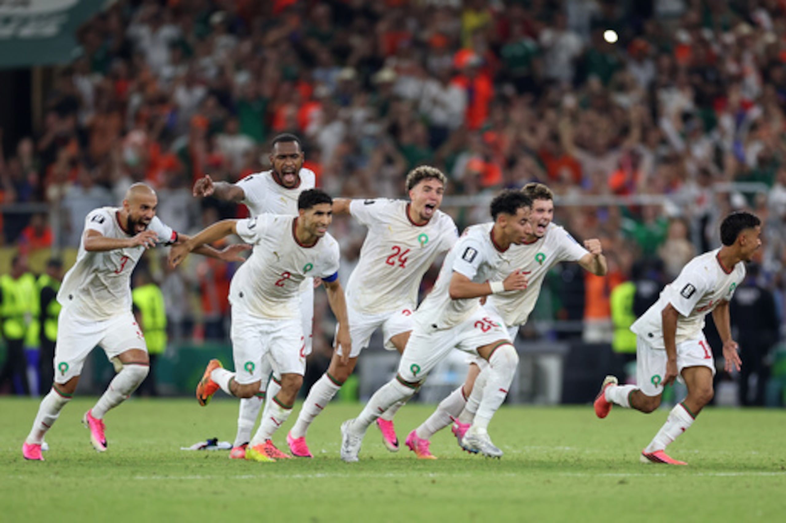 La selección marroquí comienza a celebrar tras ganar en la tanda de penaltis el partido de la ronda de 32 de la Copa del Mundo de fútbol entre Países Bajos y Marruecos, disputado en Guadalupe, cerca de Monterrey (México), el lunes 29 de junio de 2026. (Foto AP/Sofía Yaker)