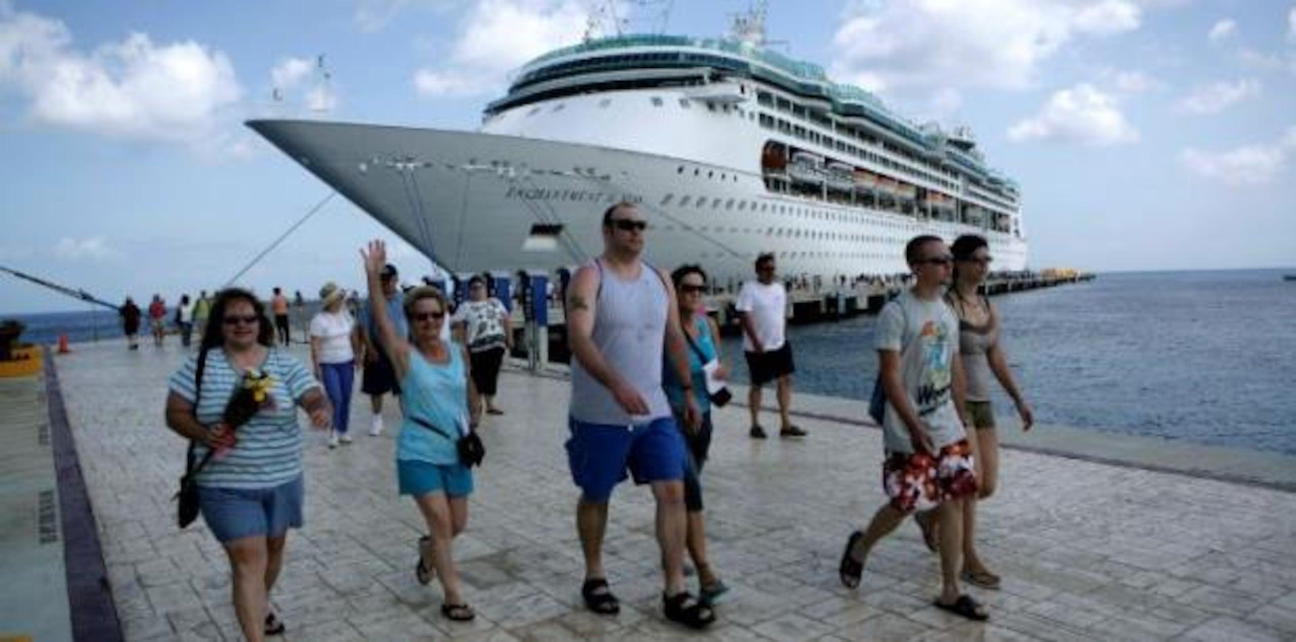 Turistas desembarcan del crucero "Enchantment of the Seas" tras su llegada a la isla de Cozumel, en México. (Archivo)