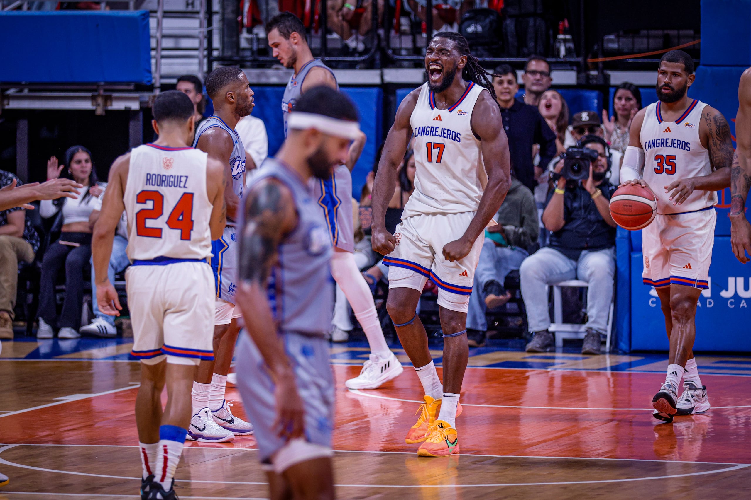 Kenneth Faried, de los Cangrejeros, celebra luego de un canasto contra los Vaqueros en el cuarto juego de la final de conferencia.
