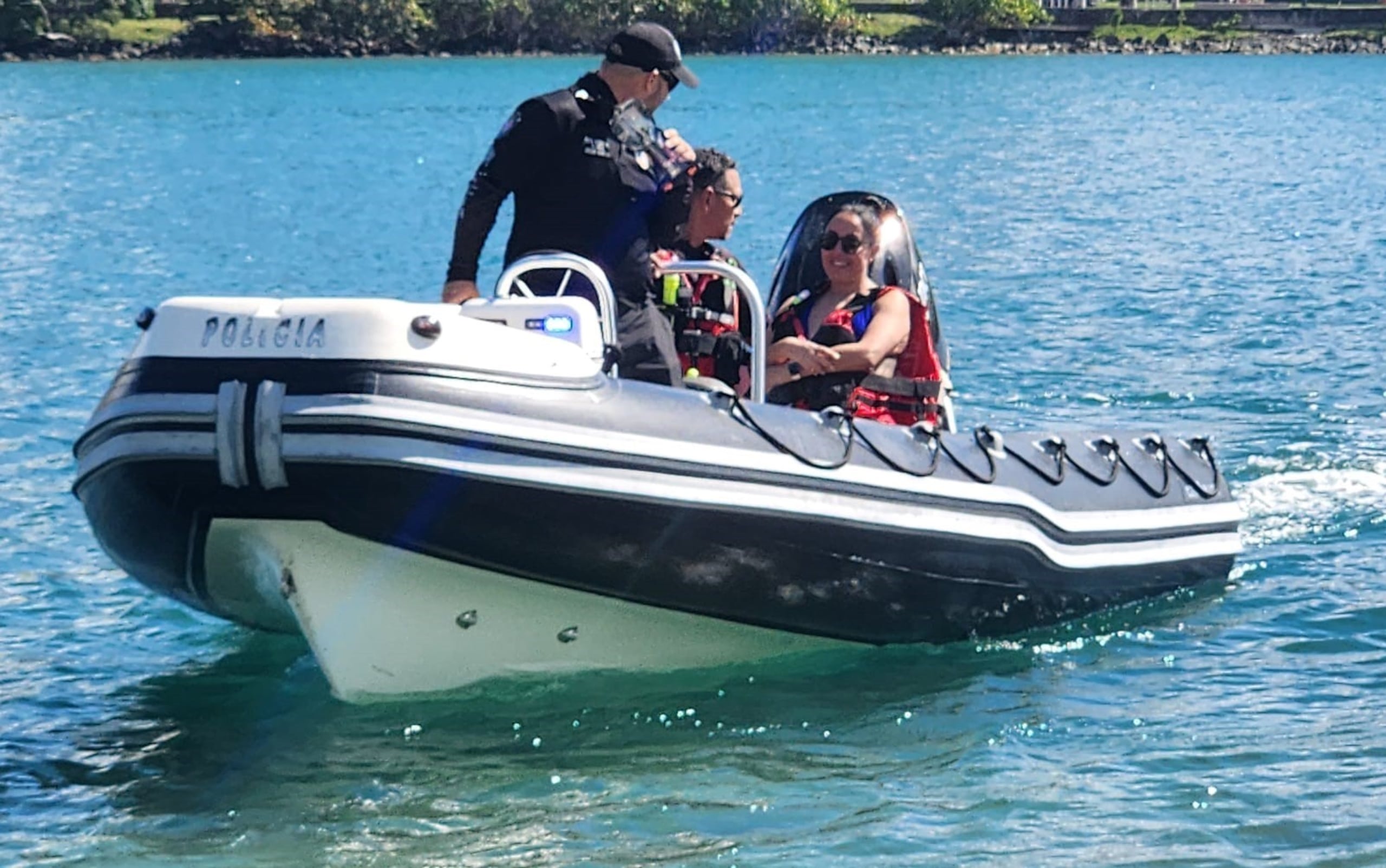 La Unidad Marítima de la Policía Municipal de San Juan rescató a una turista que fue arrastrada por la corriente en la playa frente al hotel La Concha, en Condado.