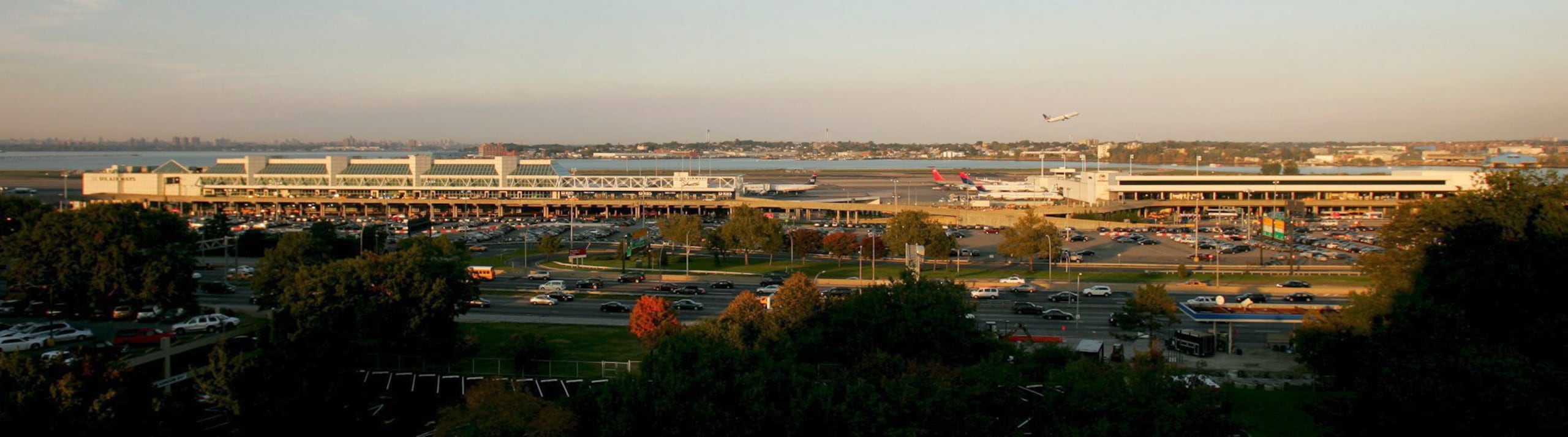 Tanto LaGuardia como el John F. Kennedy, uno de los dos aeropuertos internacionales de Nueva York, tuvieron que suspender ayer temporalmente los despegues de aeronaves ante la falta de controladores.