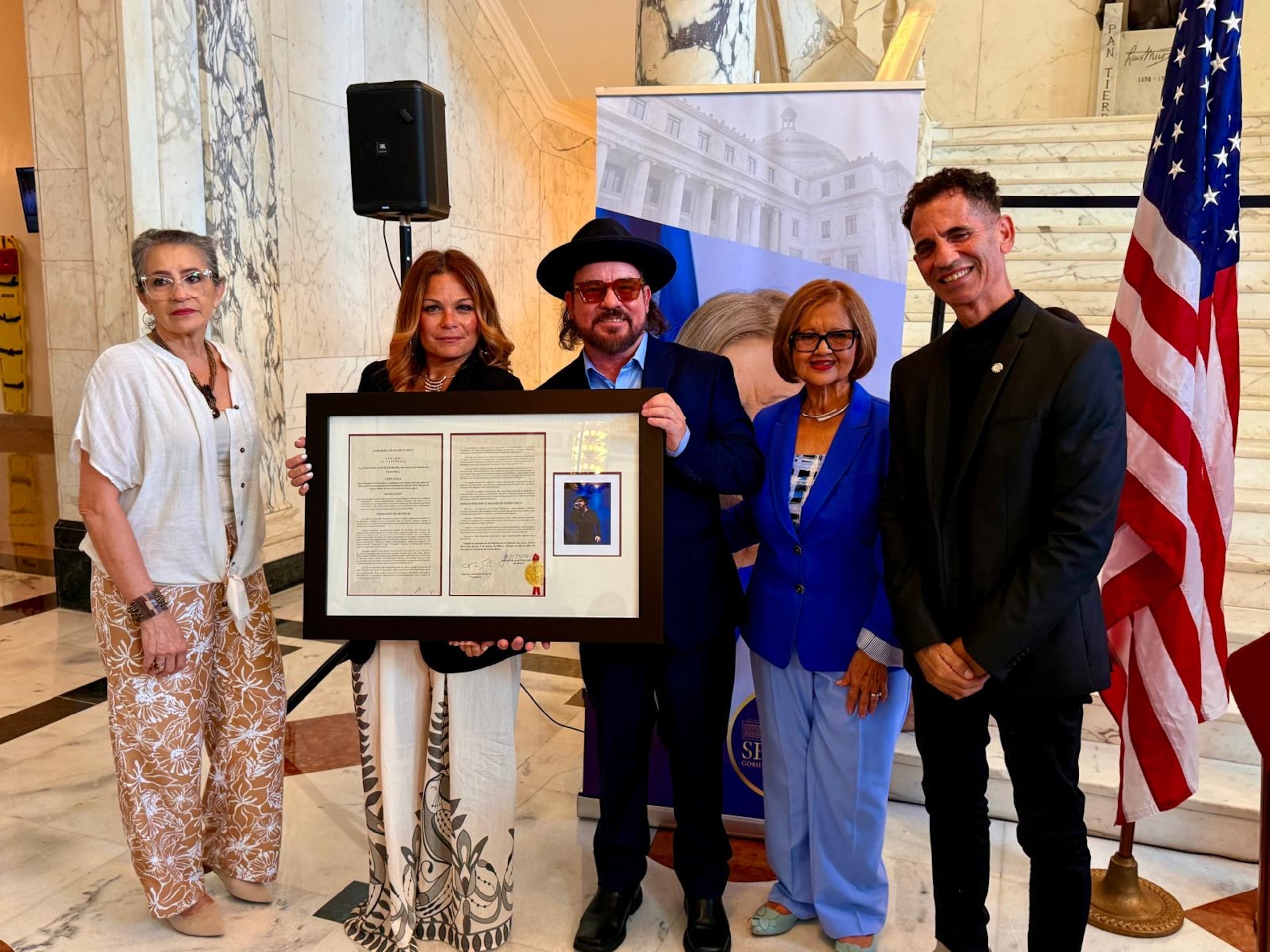 El cantautor Gustavo Laureano recibió la distinción legislativa que impulsó la legisladora Migdalia Padilla bajo la Resolución del Senado 445.