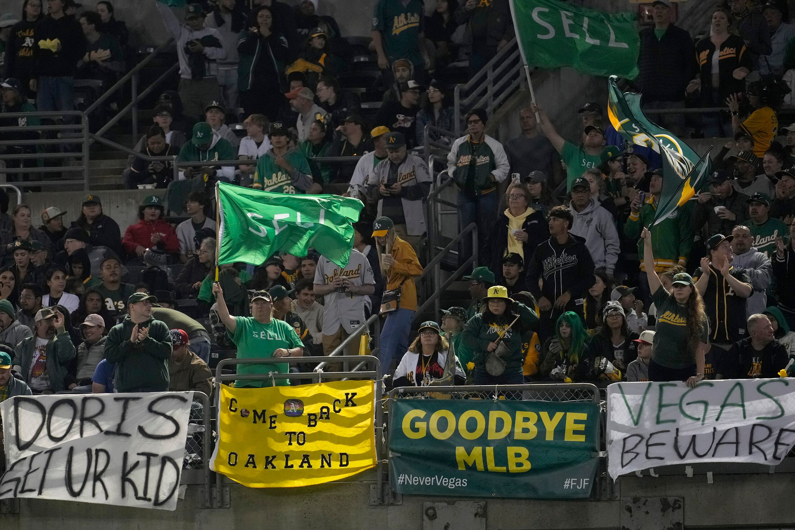 Un grupo de fanáticos expone pancartas durante el penúltimo partido local de los Athletics. Destacan que se despiden del béisbol y que no seguirán al equipo cuando se mude a Las Vegas.