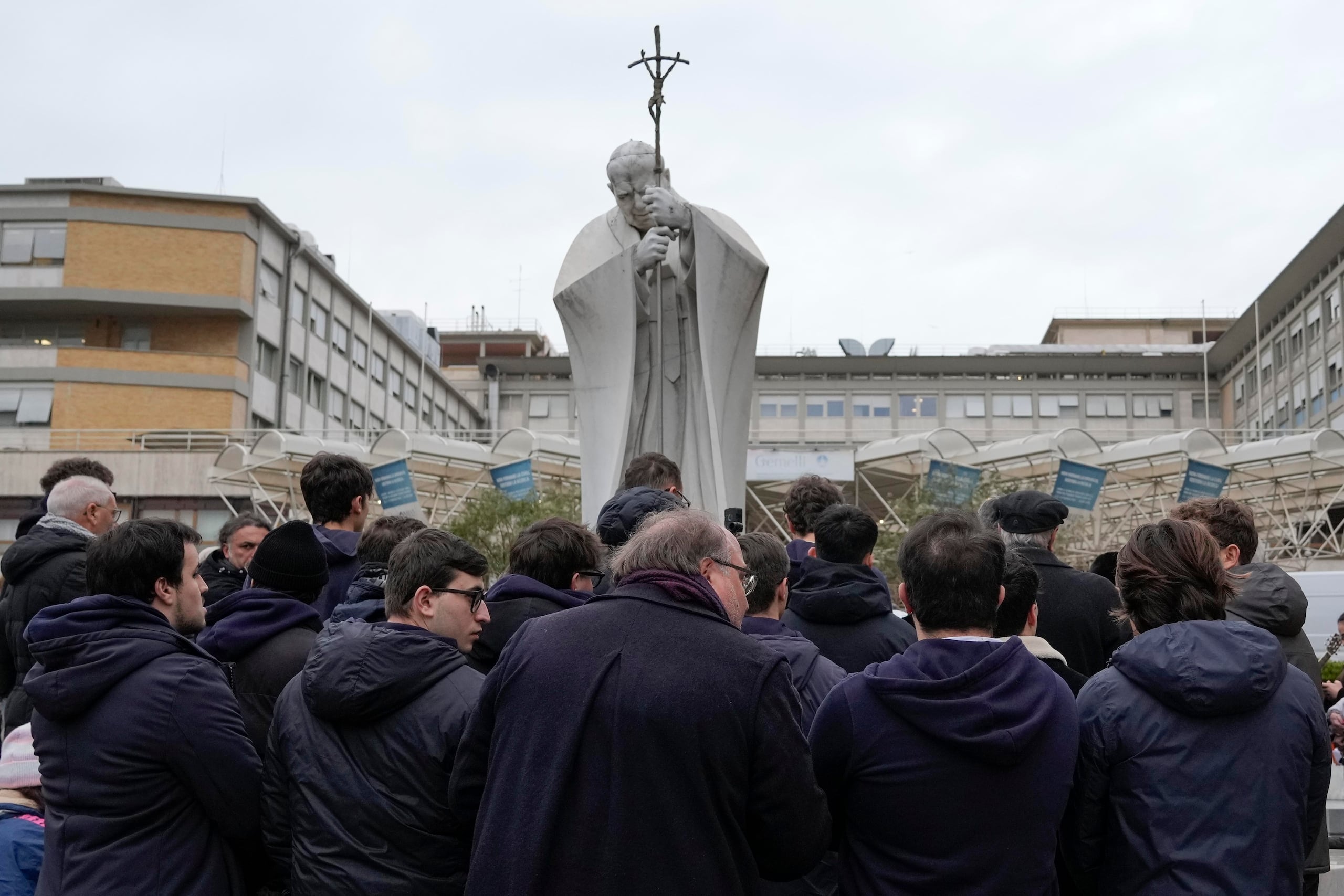 Un grupo de personas ora afuera de la Policlínica Agostino Gemelli donde el papa Francisco está hospitalizado, el lunes 24 de febrero de 2025, en Roma. (AP Foto/Gregorio Borgia)