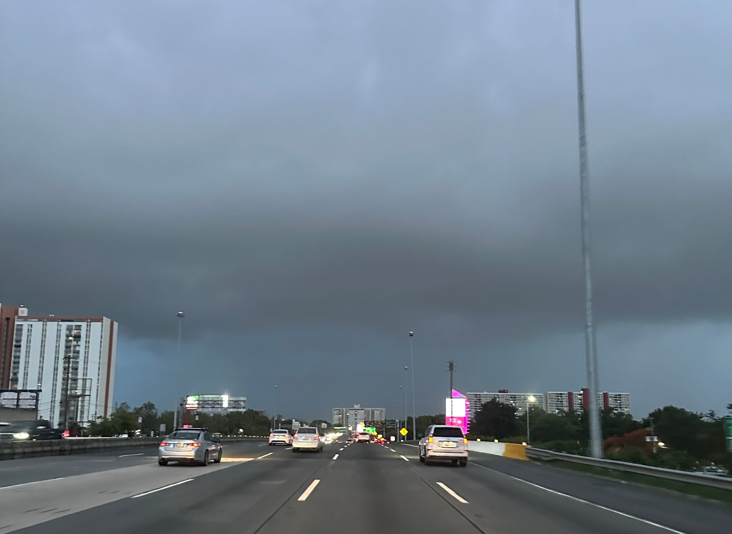 Se le recomienda a los conductores no cruzar carreteras inundadas.