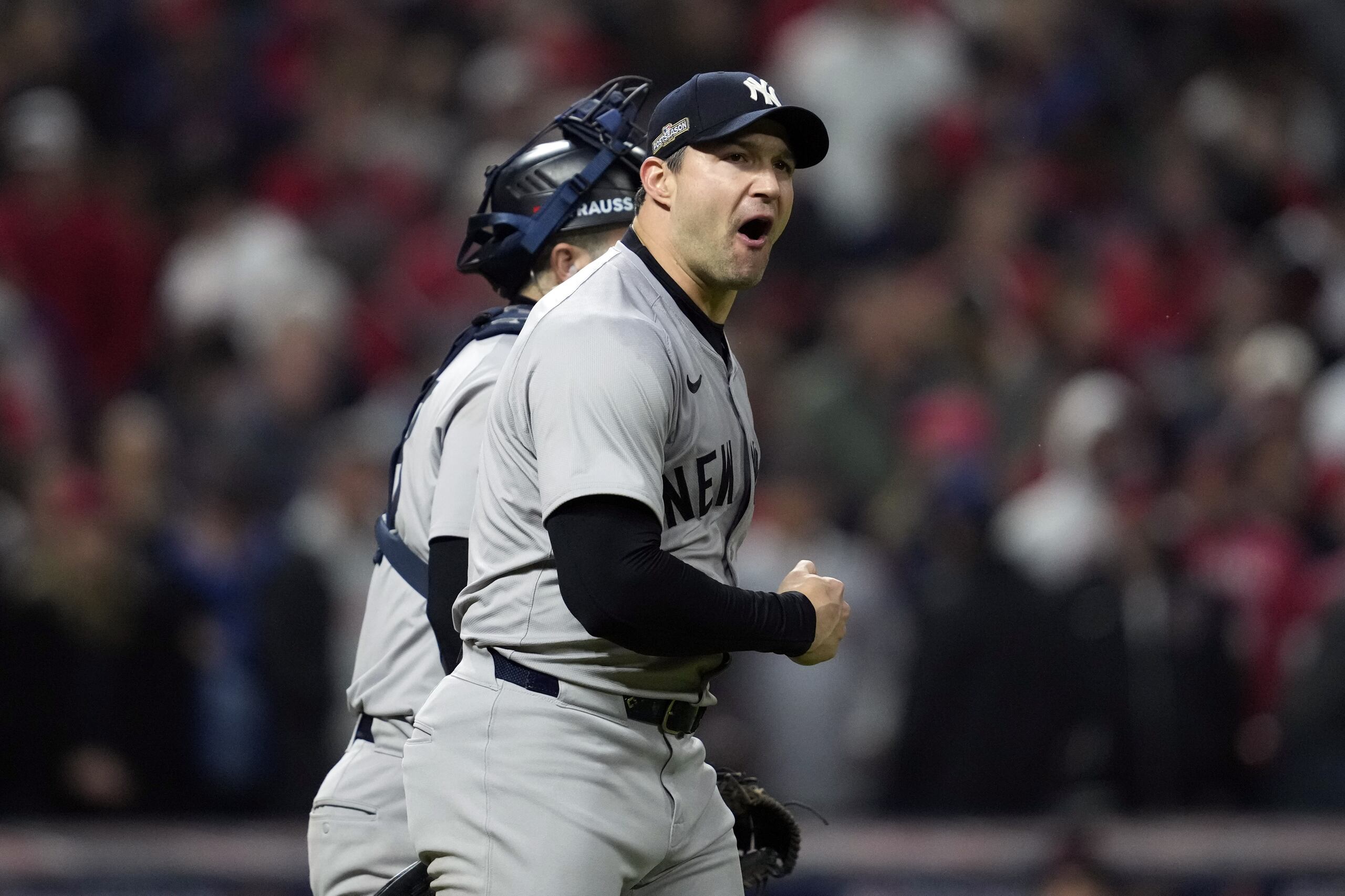 Tommy Kahnle, pitcher de los Yankees de Nueva York, festeja tras el cuarto juego de la Serie de Campeonato ante los Guardianes de Cleveland, el viernes 18 de octubre de 2024.