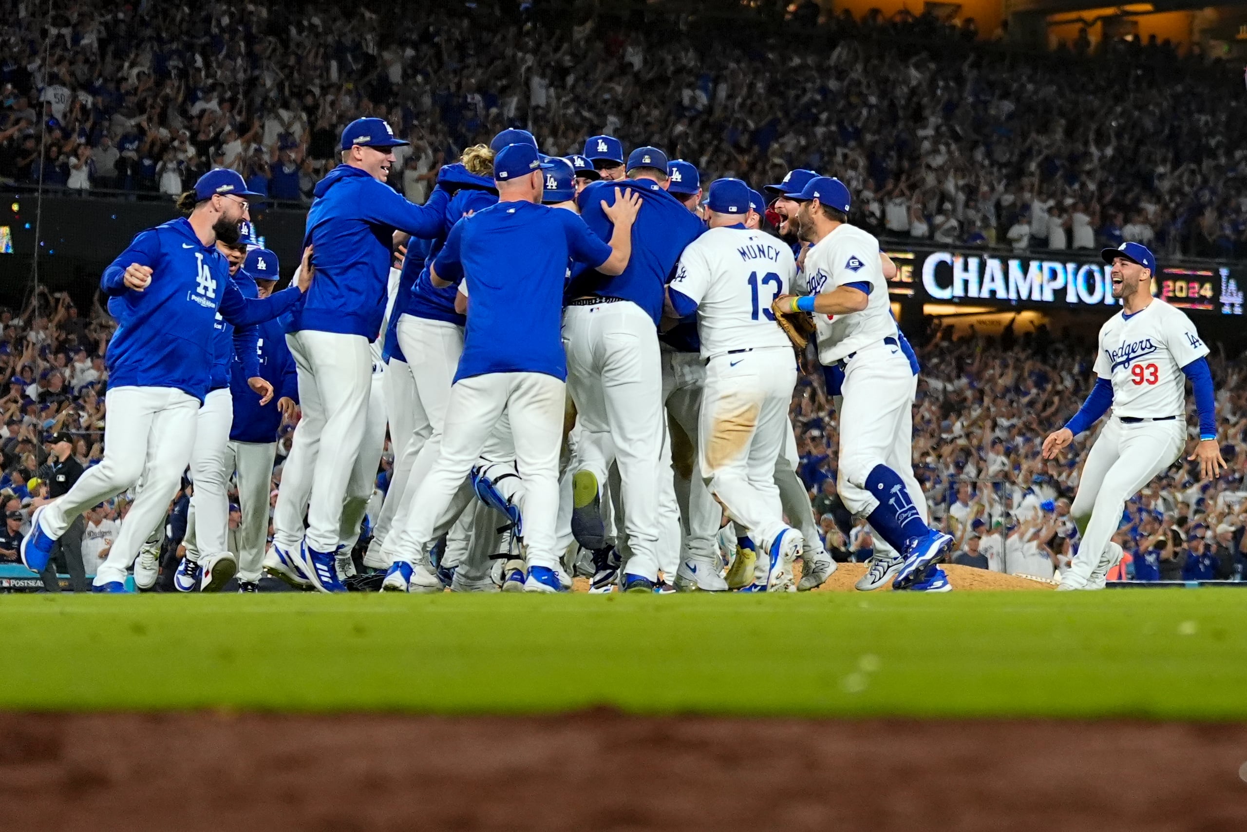 Los Dodgers de Los Ángeles celebran su victoria contra los Mets de Nueva York en el Juego 6 de una Serie de Campeonato de la Liga Nacional de béisbo.