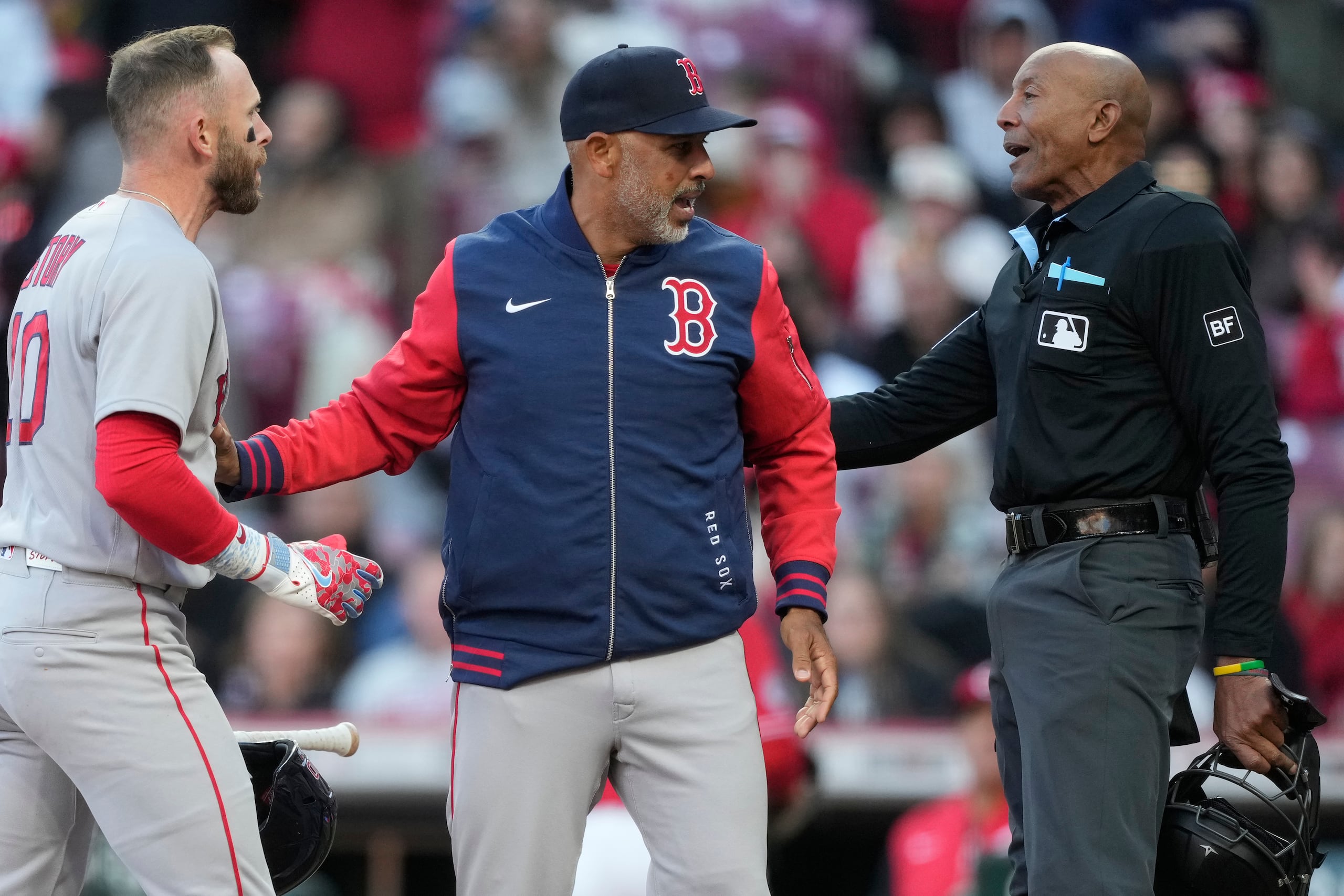 Trevor Story, Alex Cora y el árbitro CB Bucknor.