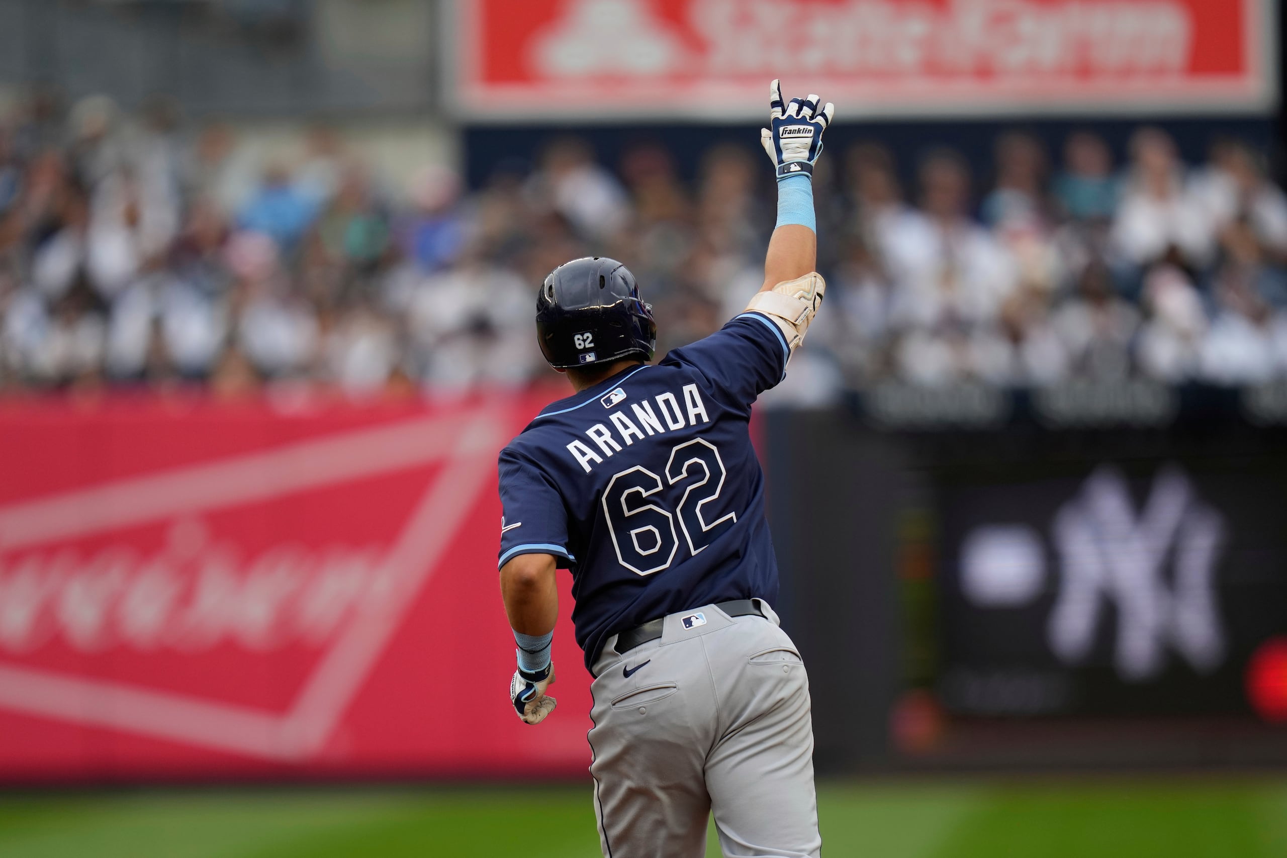 Jonathan Aranda, de los Rays de Tampa Bay, reacciona después de conectar un jonrón solitario durante la tercera entrada de un juego de béisbol contra los Yankees de Nueva York, el domingo 4 de mayo de 2025, en Nueva York. (AP Foto/Seth Wenig)