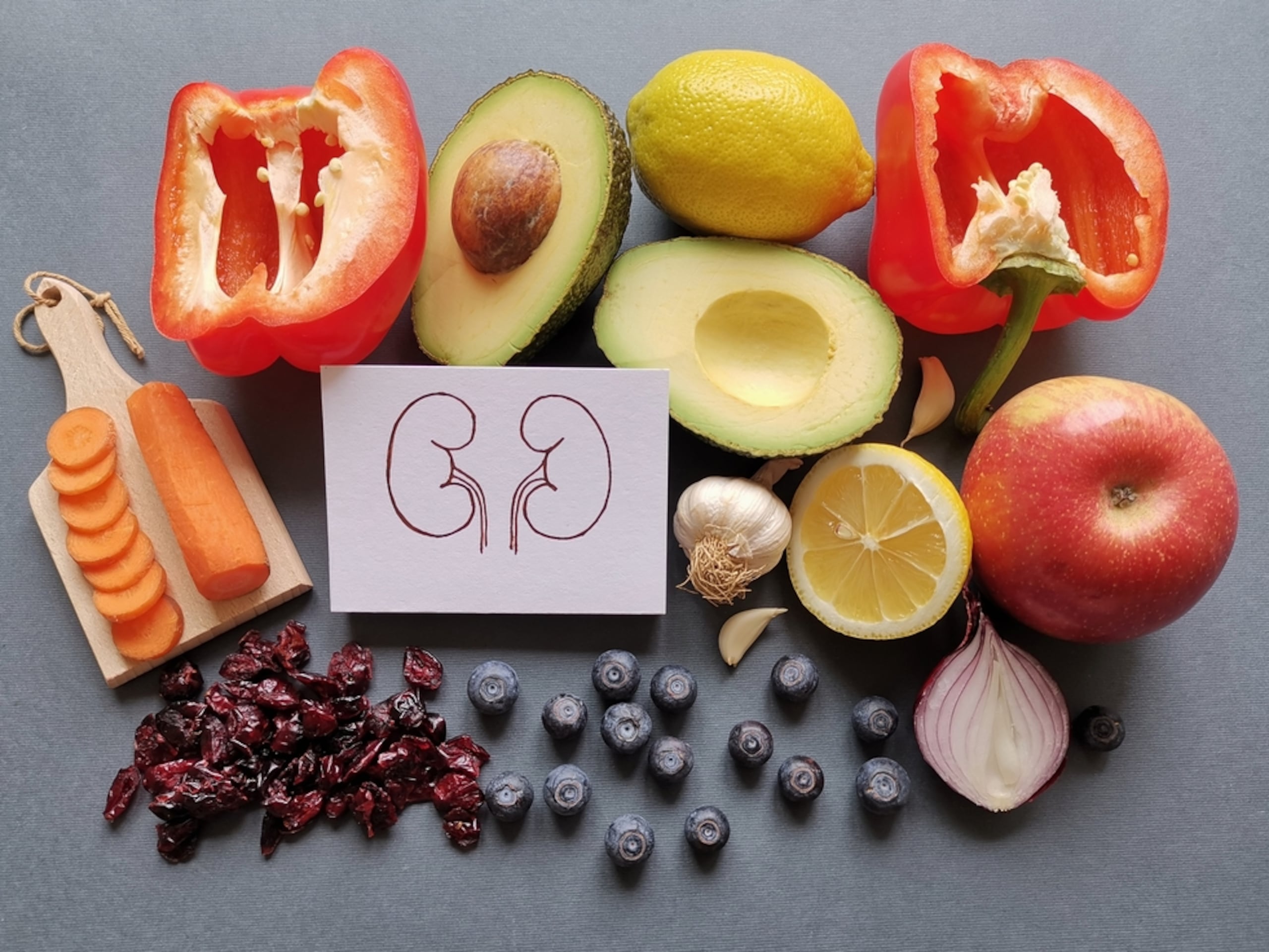 Consume al menos, 2 a 4 tazas de frutas y vegetales al día.