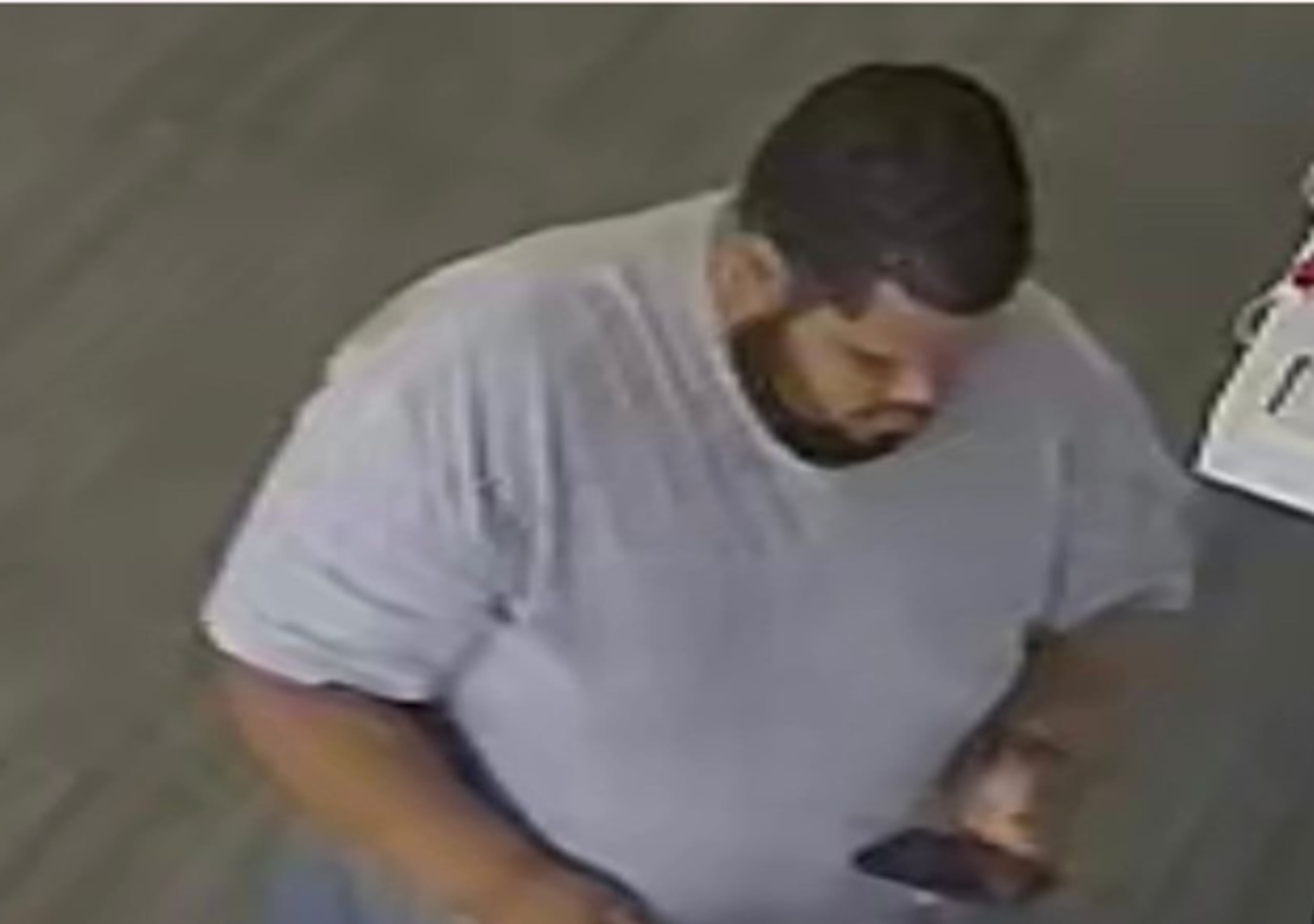 Policías del área de Humacao buscan a varias personas por robo de mercancía en las tiendas de ese municipio.