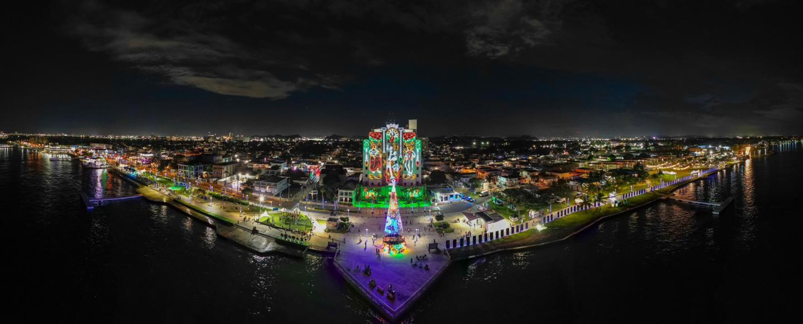 Las cercas de 2.5 millas de frente marítimo de Cataño, han sido decoradas para la ocasión.