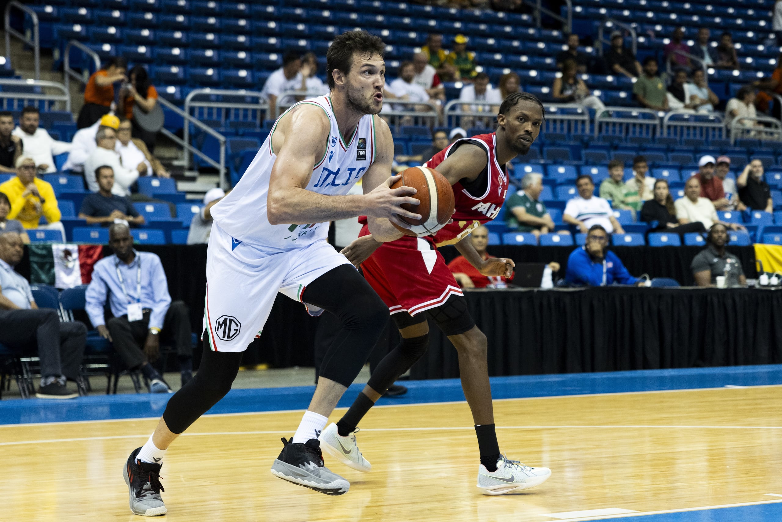 Danilo Gallinari, de Italia, maneja el balón contra Baréin en el inicio del Repechaje Olímpico en el Coliseo de Puerto Rico.