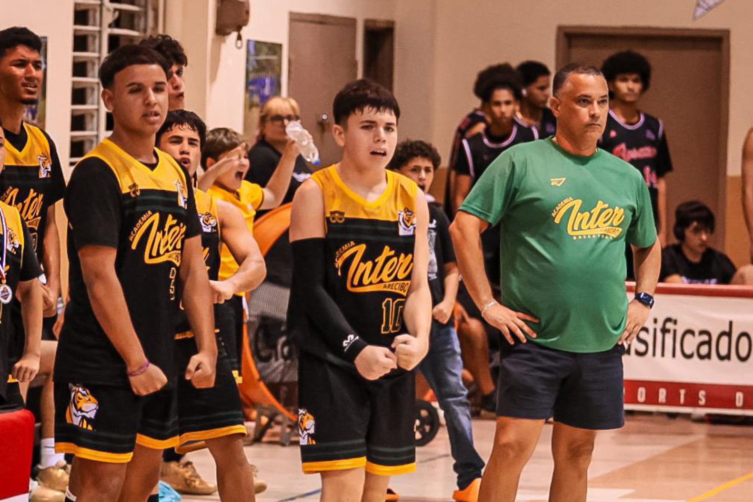 El equipo junior de la Academia Interamericana de Arecibo, que es dirigido por Tony Ruiz, se alzó con el título del torneo de su categoría en Marista de Manatí.