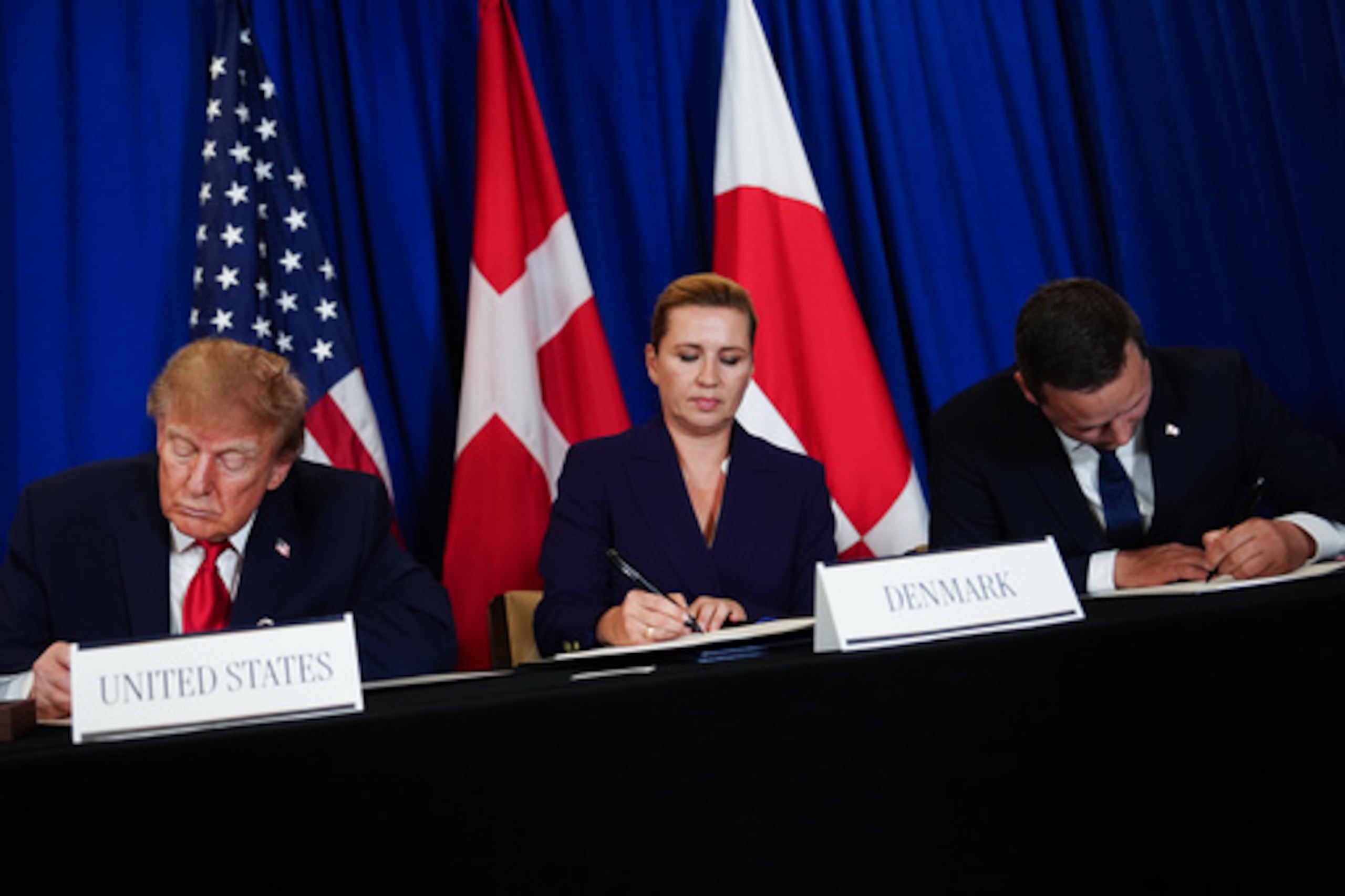 El presidente Donald Trump firma un acuerdo de seguridad con la primera ministra de Dinamarca, Mette Frederiksen, y el primer ministro de Groenlandia, Jens-Frederik Nielsen, durante la Asamblea General de las Naciones Unidas, el martes 22 de septiembre de 2026, en la sede de la ONU. (Foto AP/Julia Demaree Nikhinson)