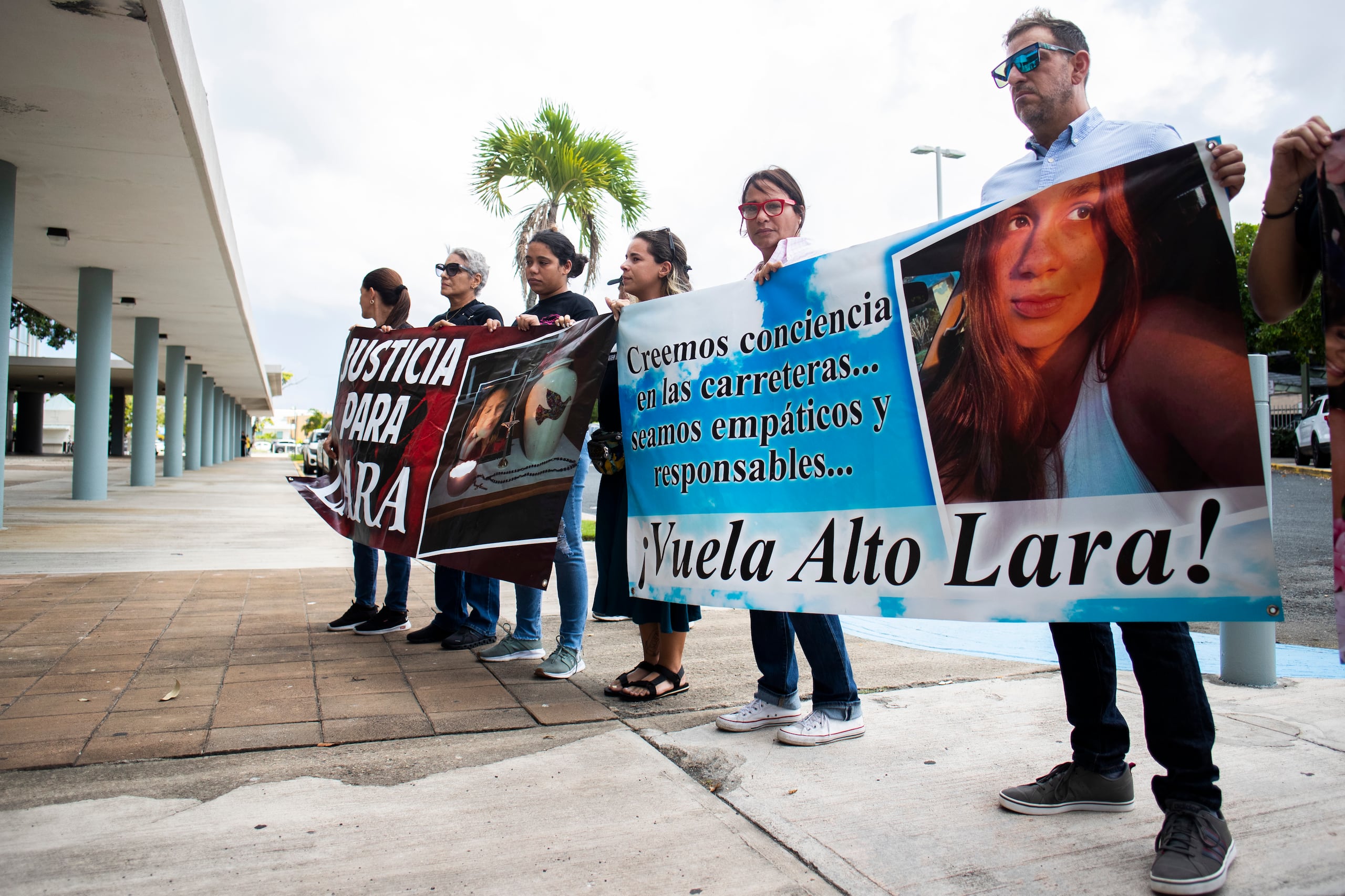 Lara González, quien viajaba en la parte posterior del vehículo, salió expulsada del mismo tras la colisión y murió sobre el pavimento.