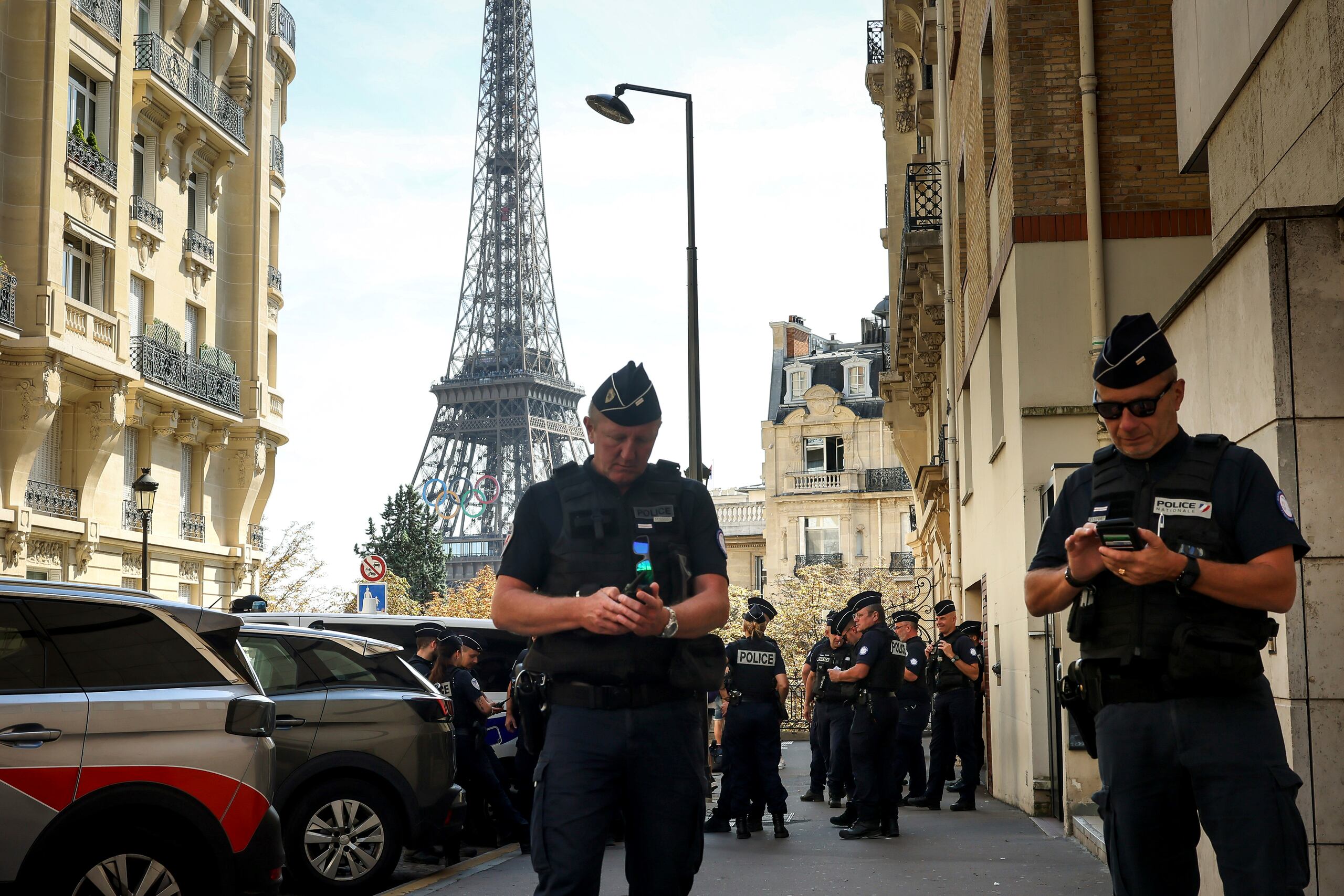 Agentes de policía, en una calle próxima a la Torre Eiffel en la víspera de la ceremonia inaugural de los Juegos Paralímpicos.