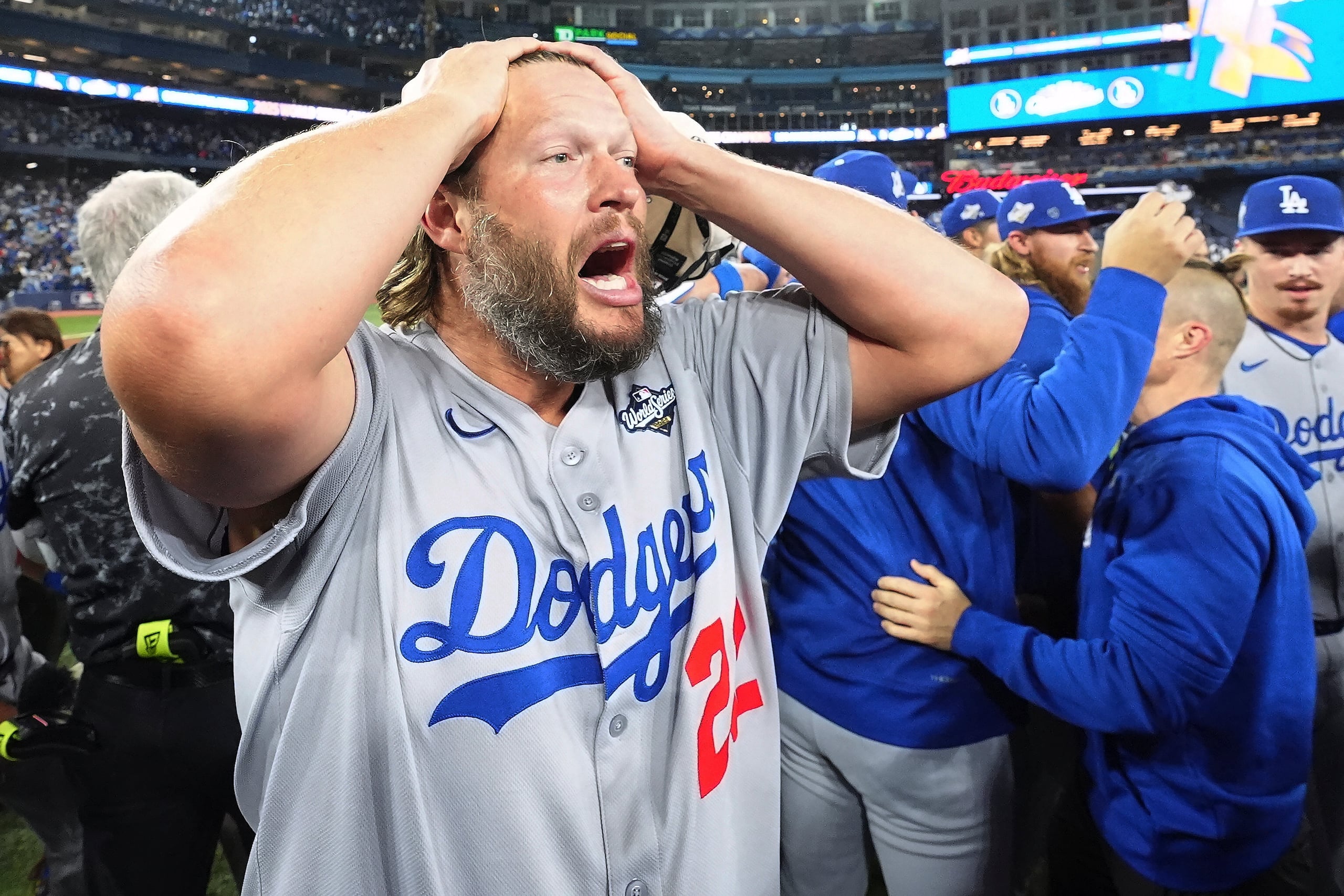 El pitcher de los Dodgers de Los Ángeles Clayton Kershaw celebra tras superar a los Blue Jays.