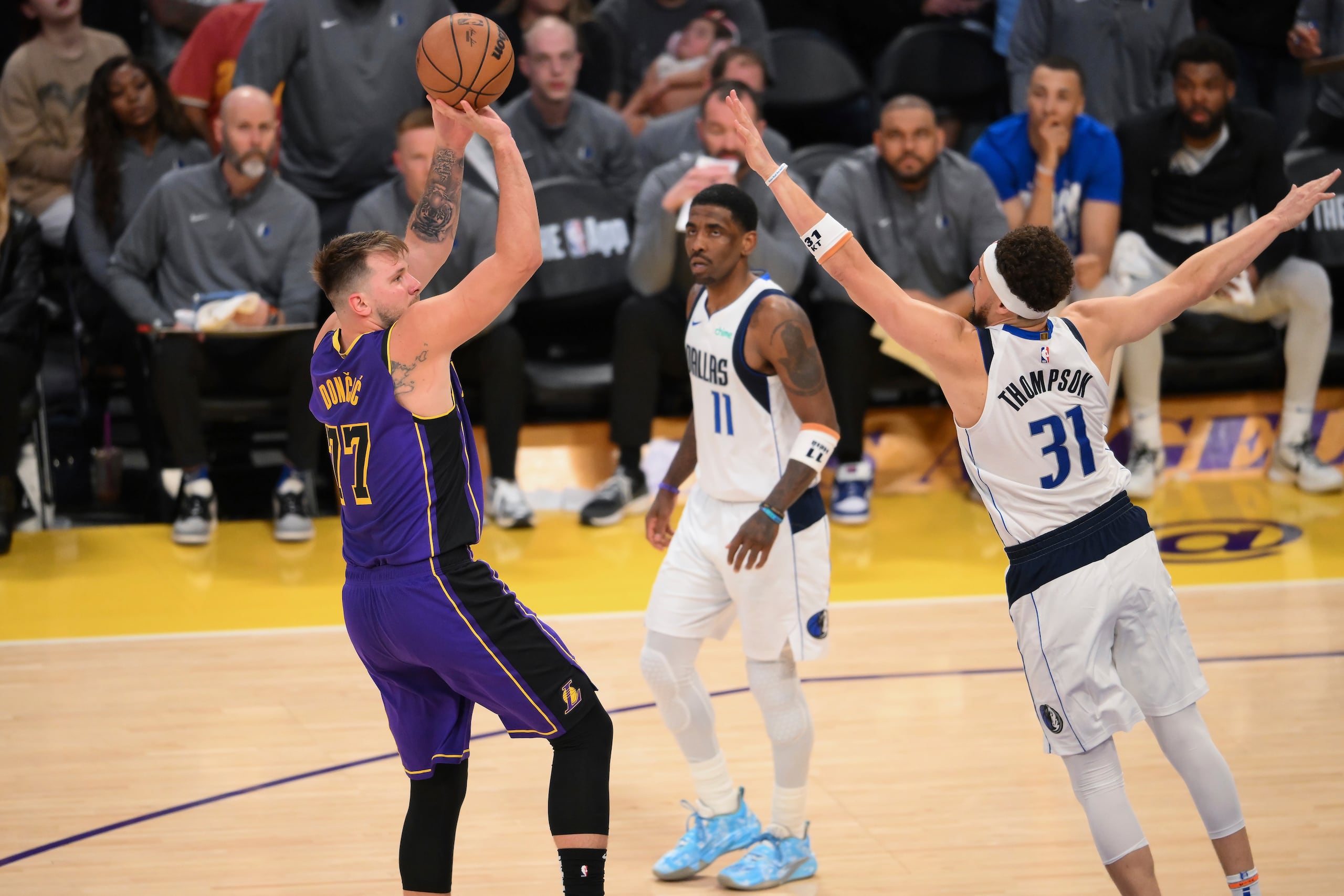 Luka Doncic lanza aquí por arriba de la defensa de Klay Thompson.