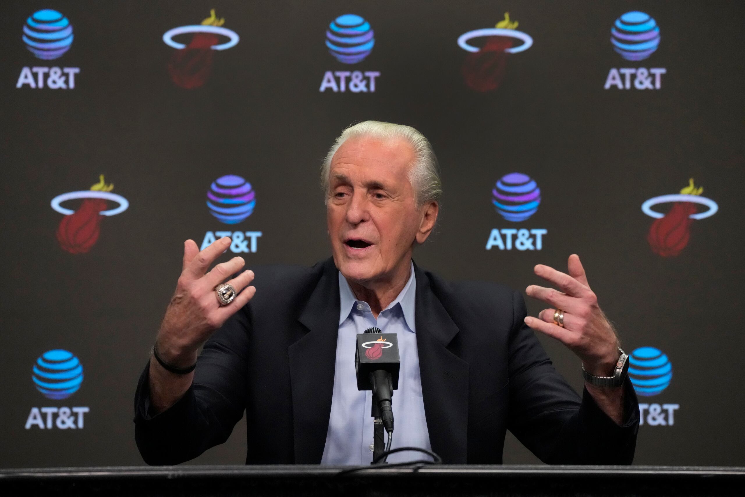 El presidente del Heat de Miami Pat Riley se expresa durante una conferencia de prensa de final de temporada en Miami, el martes 20 de junio de 2023.