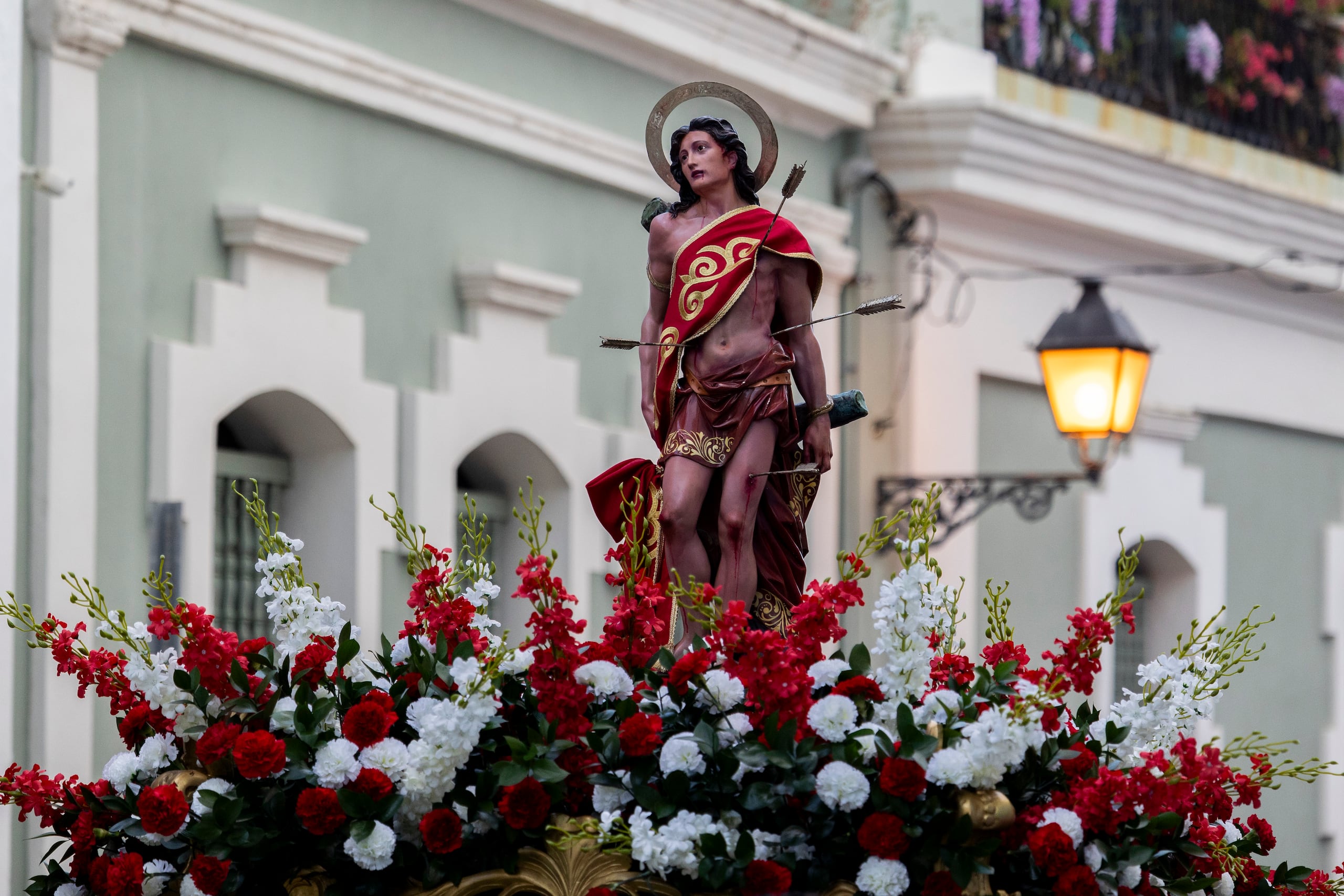 Procesión de San Sebastián, saliendo desde la Escuela Abraham Lincoln por toda la calle San Sebastián.