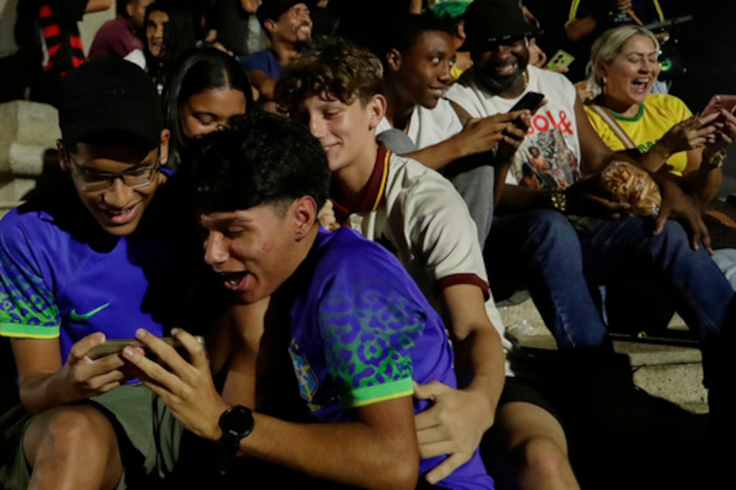 Aficionados celebran la inclusión de Neymar en la convocatoria de Brasil para la Copa Mundial de la FIFA 2026 en Río de Janeiro.