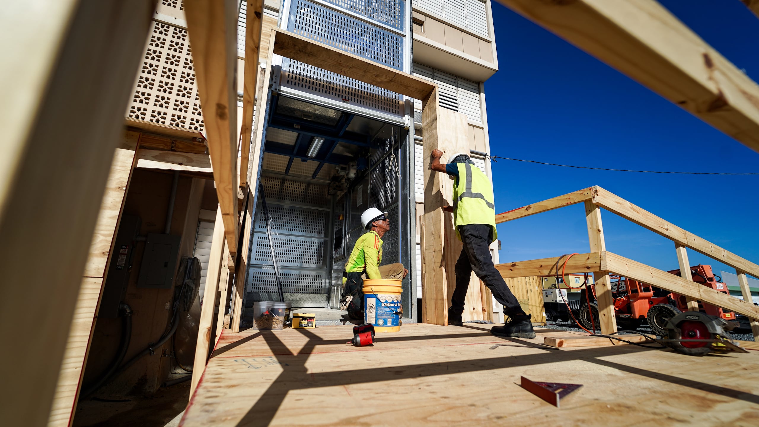Unos empleados de construcción trabaja en un hogar de envejecientes.