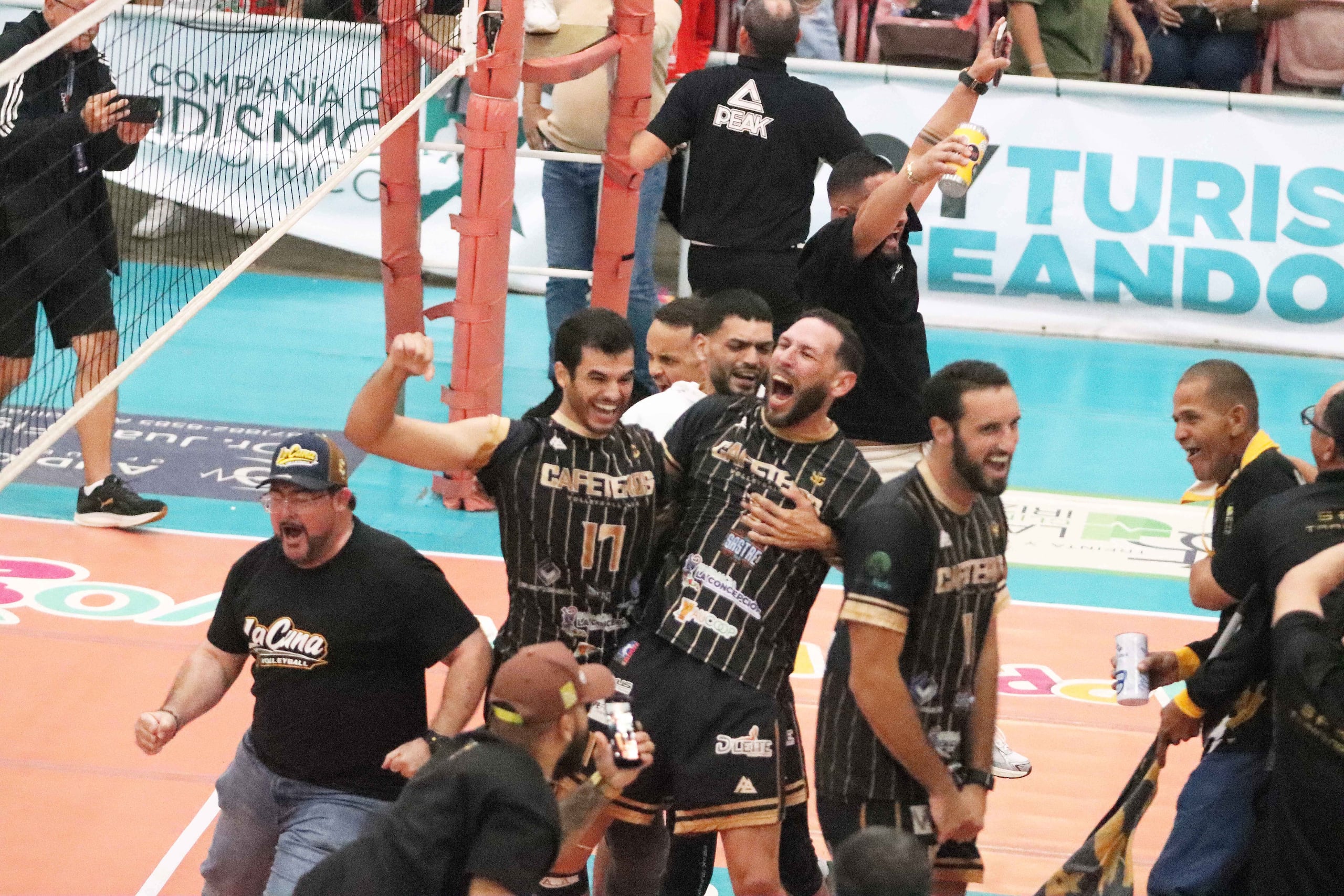 Los Cafeteros de Yauco celebran tras ganar el campeonato de la LVSM en 2025.